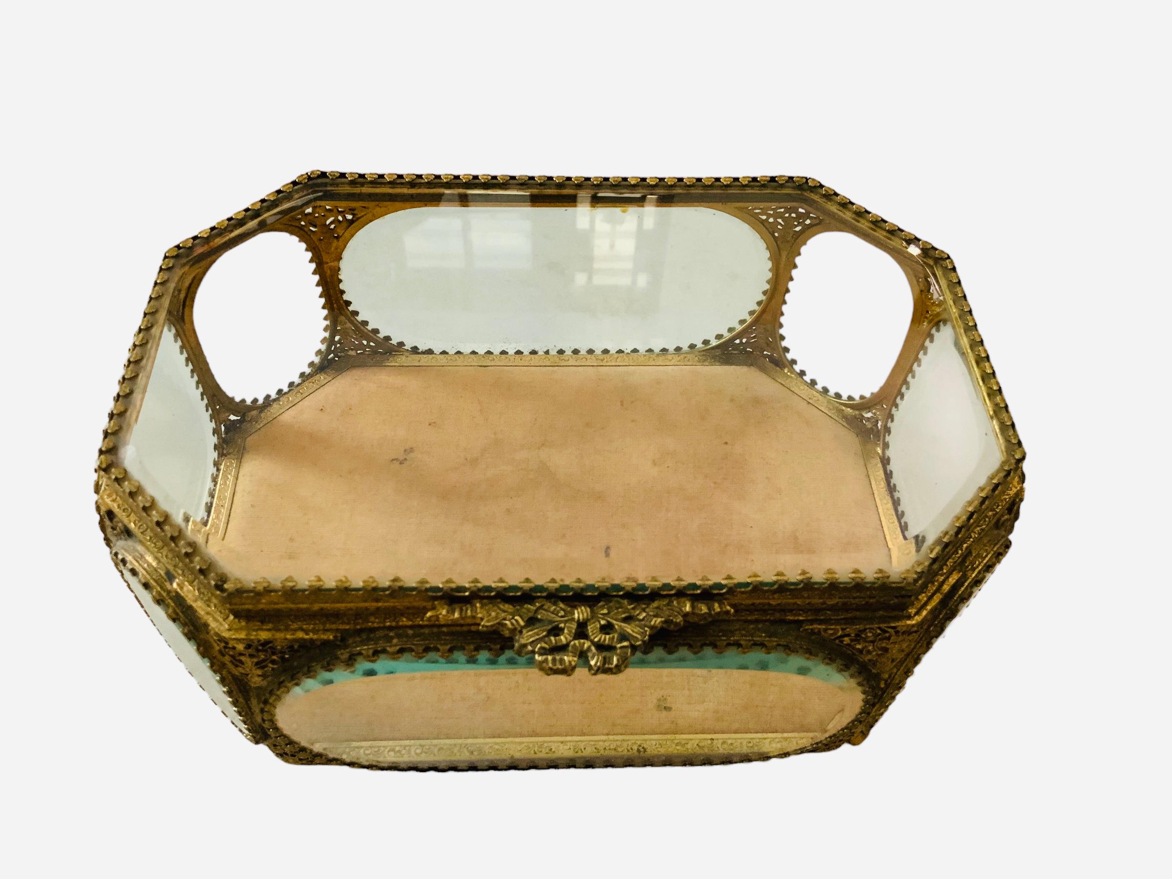 20ième siècle Coffret/boîte à bijoux de forme octogonale en métal doré de style victorien en vente