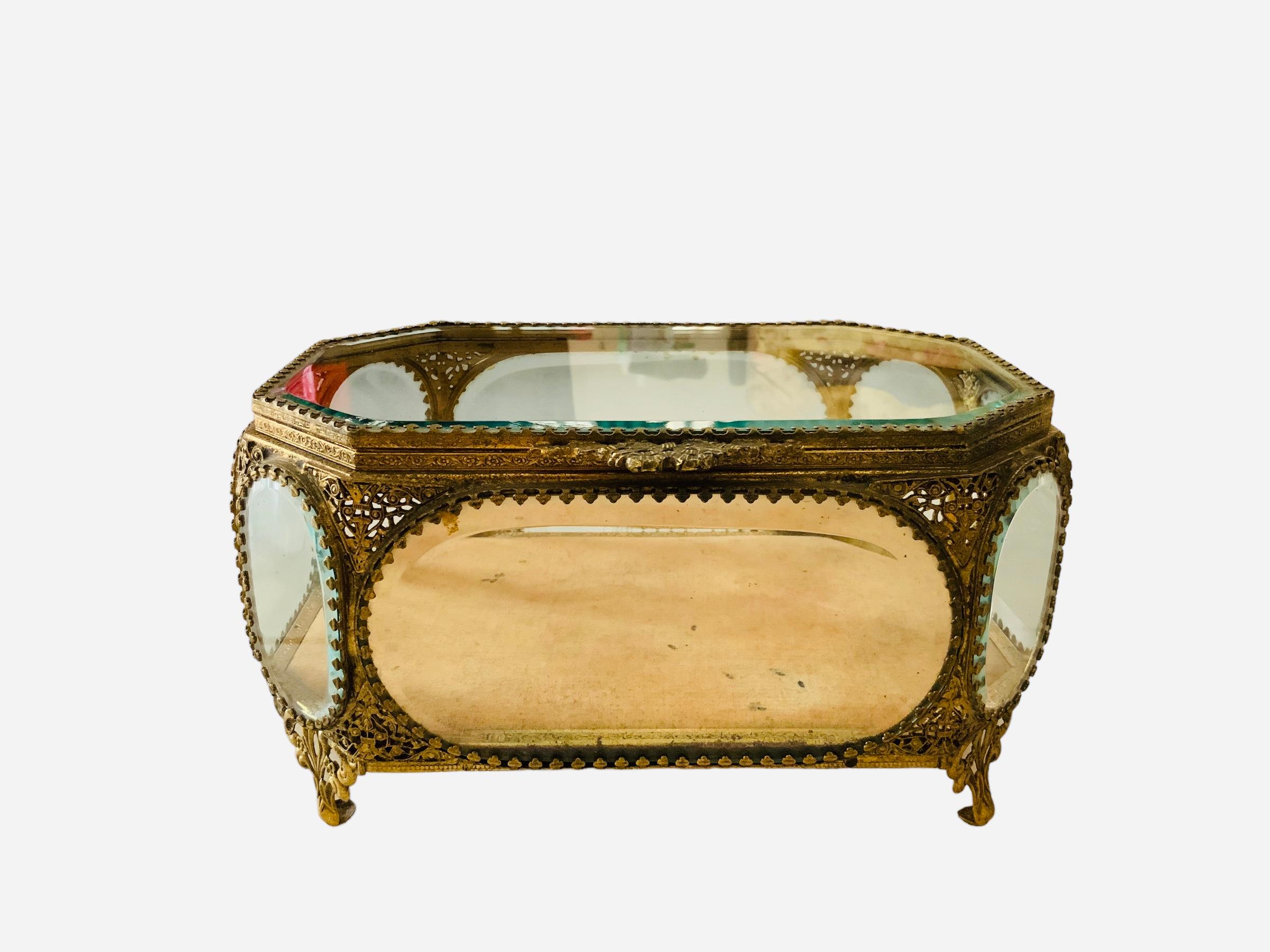 Métal Coffret/boîte à bijoux de forme octogonale en métal doré de style victorien en vente
