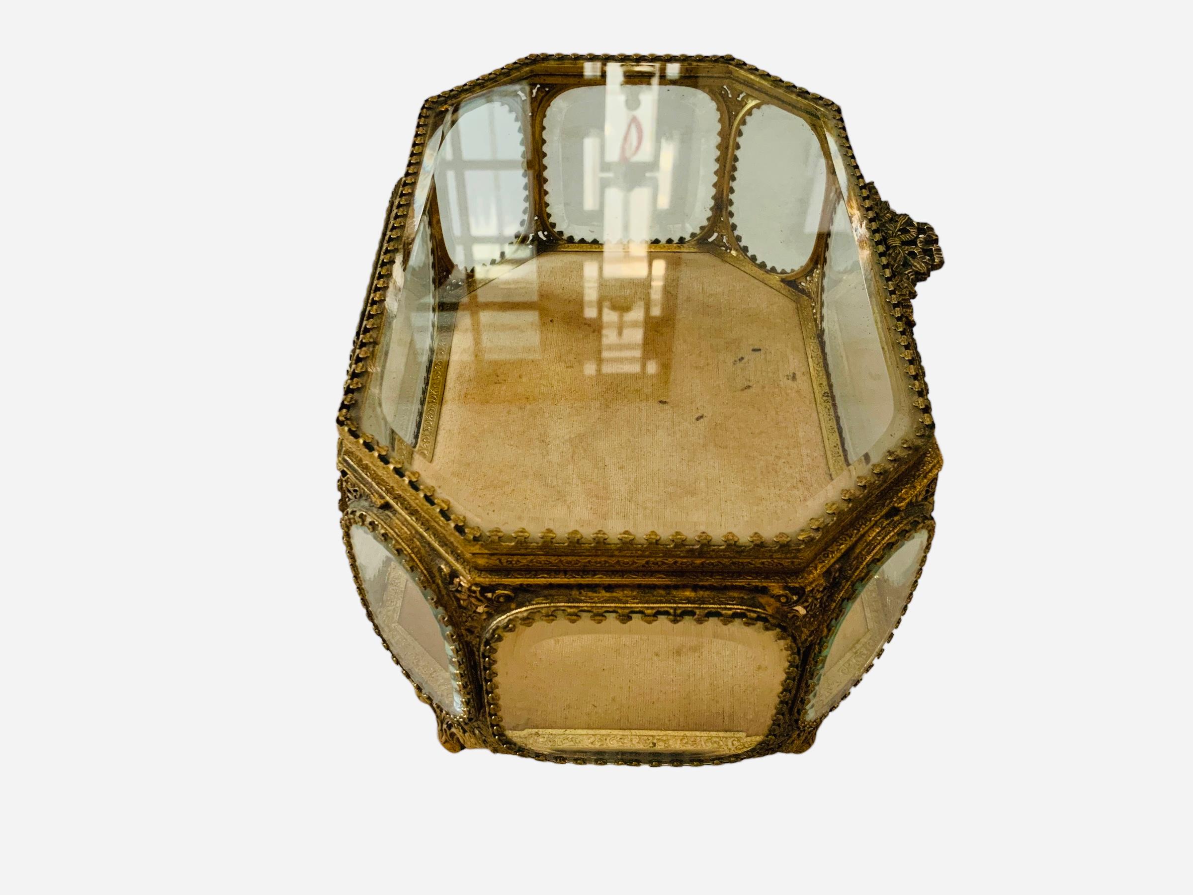 Coffret/boîte à bijoux de forme octogonale en métal doré de style victorien en vente 1