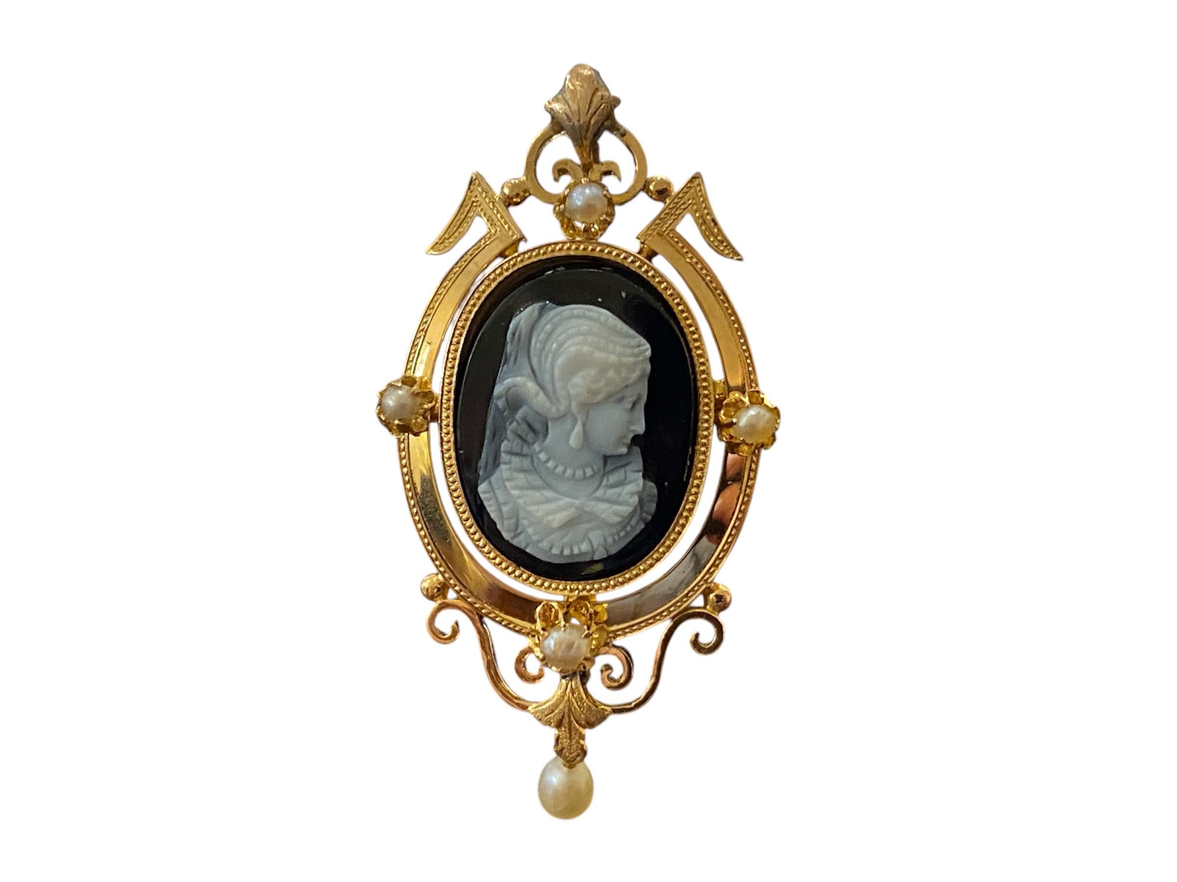 18kt– 750‰ rose gold earrings, oval-shaped, featuring a central cameo carved in agate, depicting a female figure in profile with delicate features and period-style attire. The gold frame is adorned with four pearls, with an additional suspended