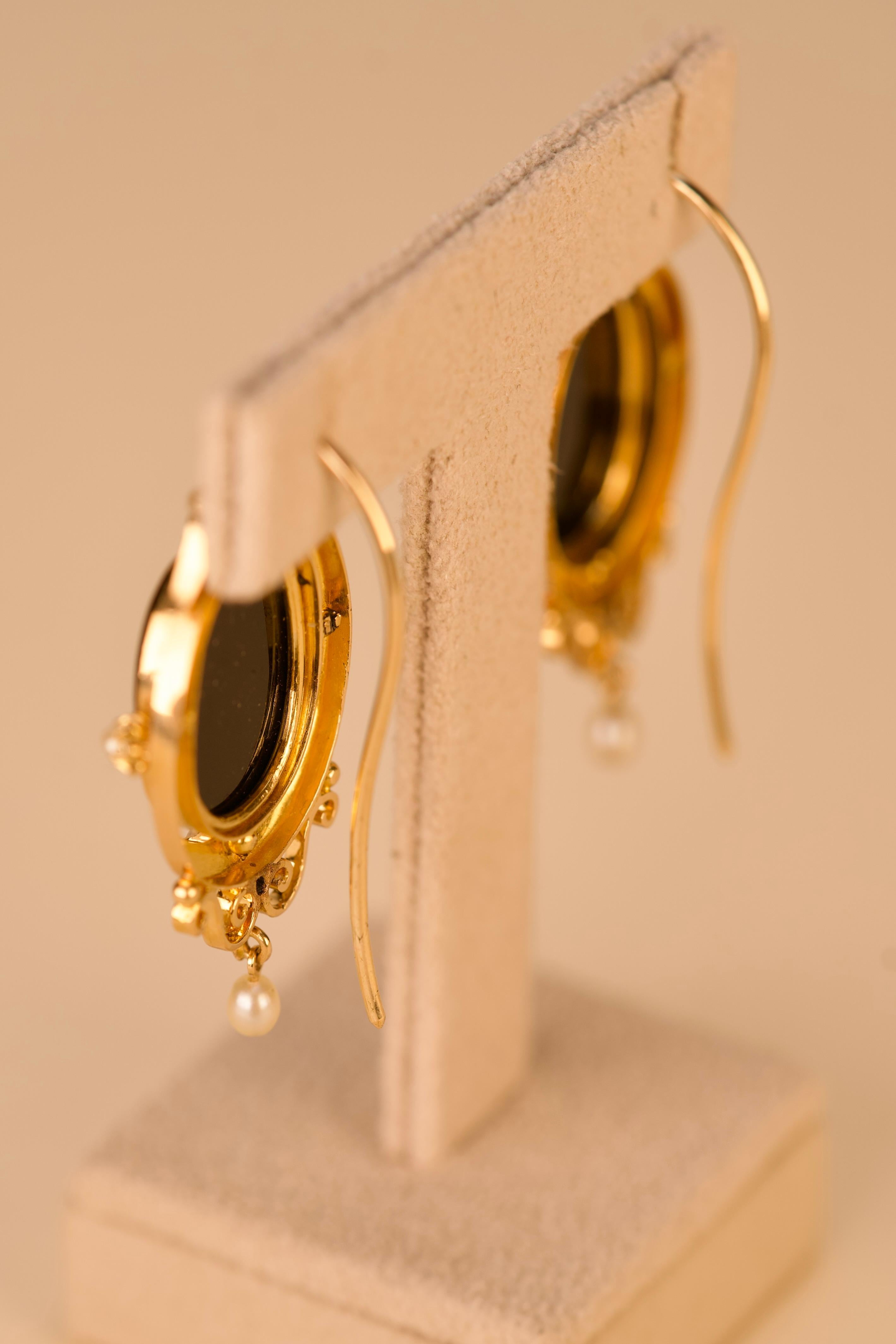 Vittoriano Orecchini in oro in stile vittoriano con cammei di agata e perle in vendita