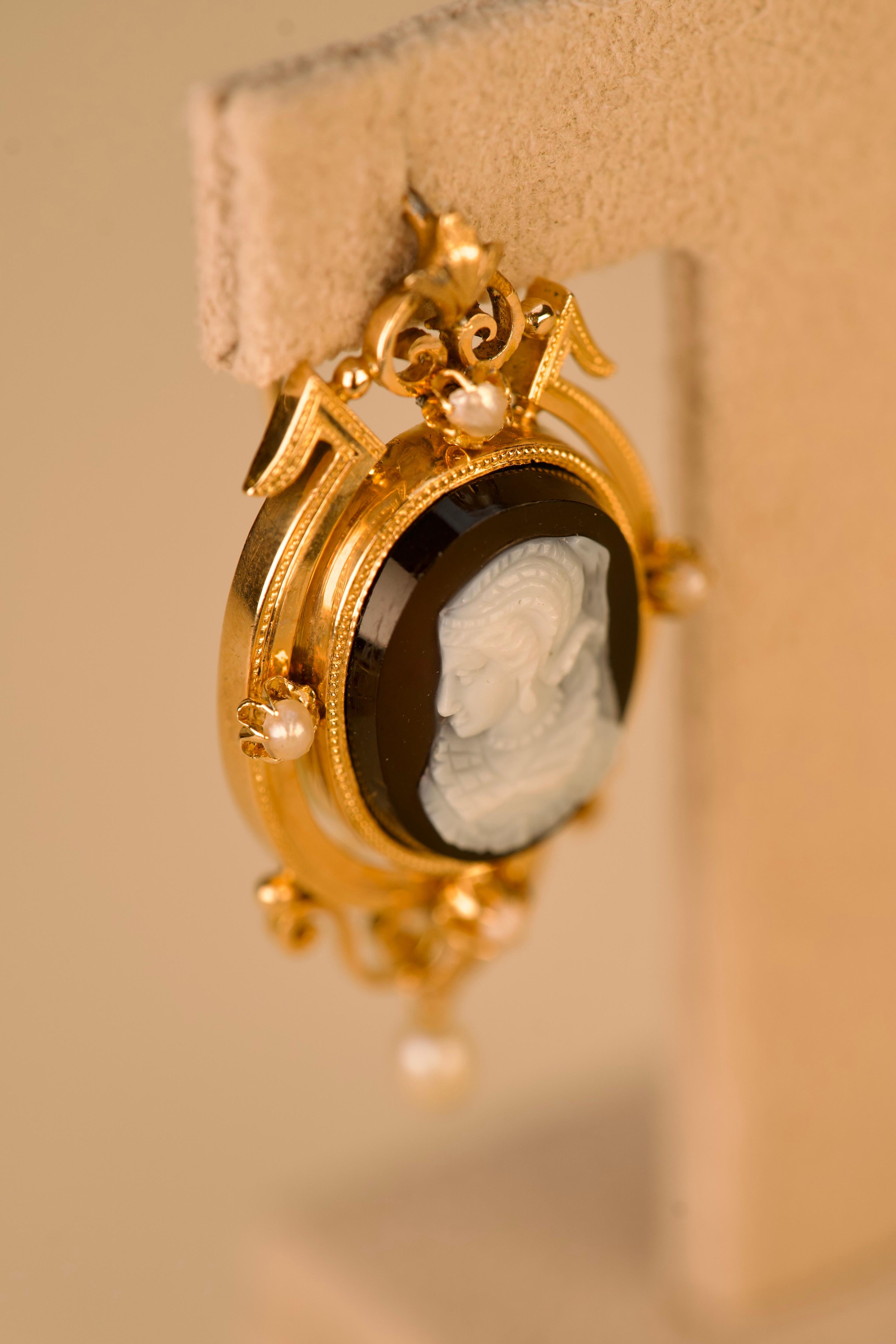 Taglio ovale Orecchini in oro in stile vittoriano con cammei di agata e perle in vendita