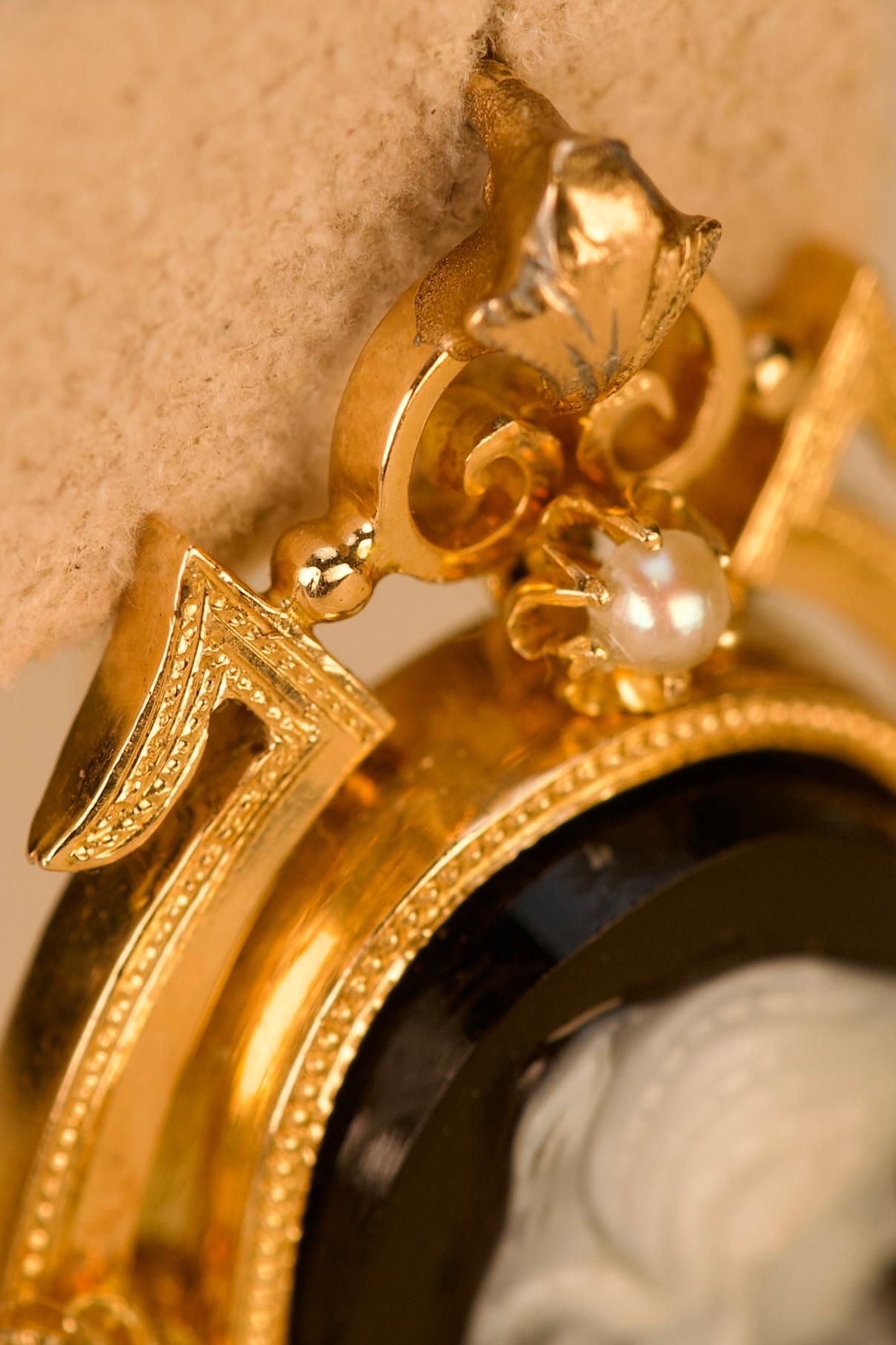 Donna Orecchini in oro in stile vittoriano con cammei di agata e perle in vendita