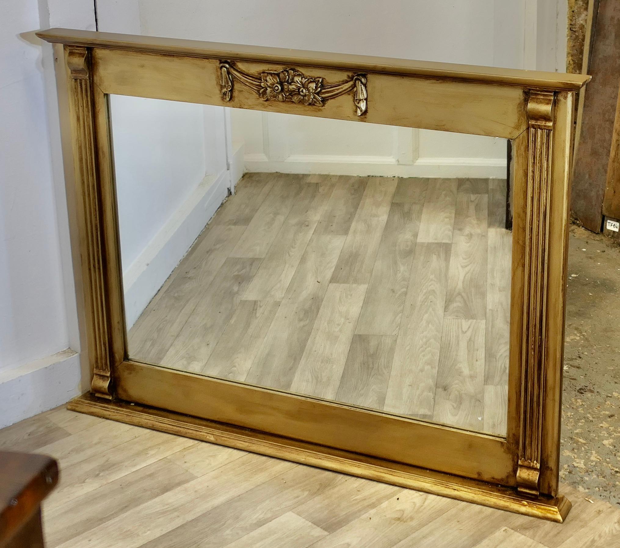 Viktorianischer Stil Gold Overmantel Spiegel

Ein hübscher Spiegel in Gold für den Mantel 

Dies ist ein charmantes Stück, das geformte Rahmen hat eine flache Basis und es ist ein dekoratives Design an der Spitze
Der Spiegel ist in gutem,
