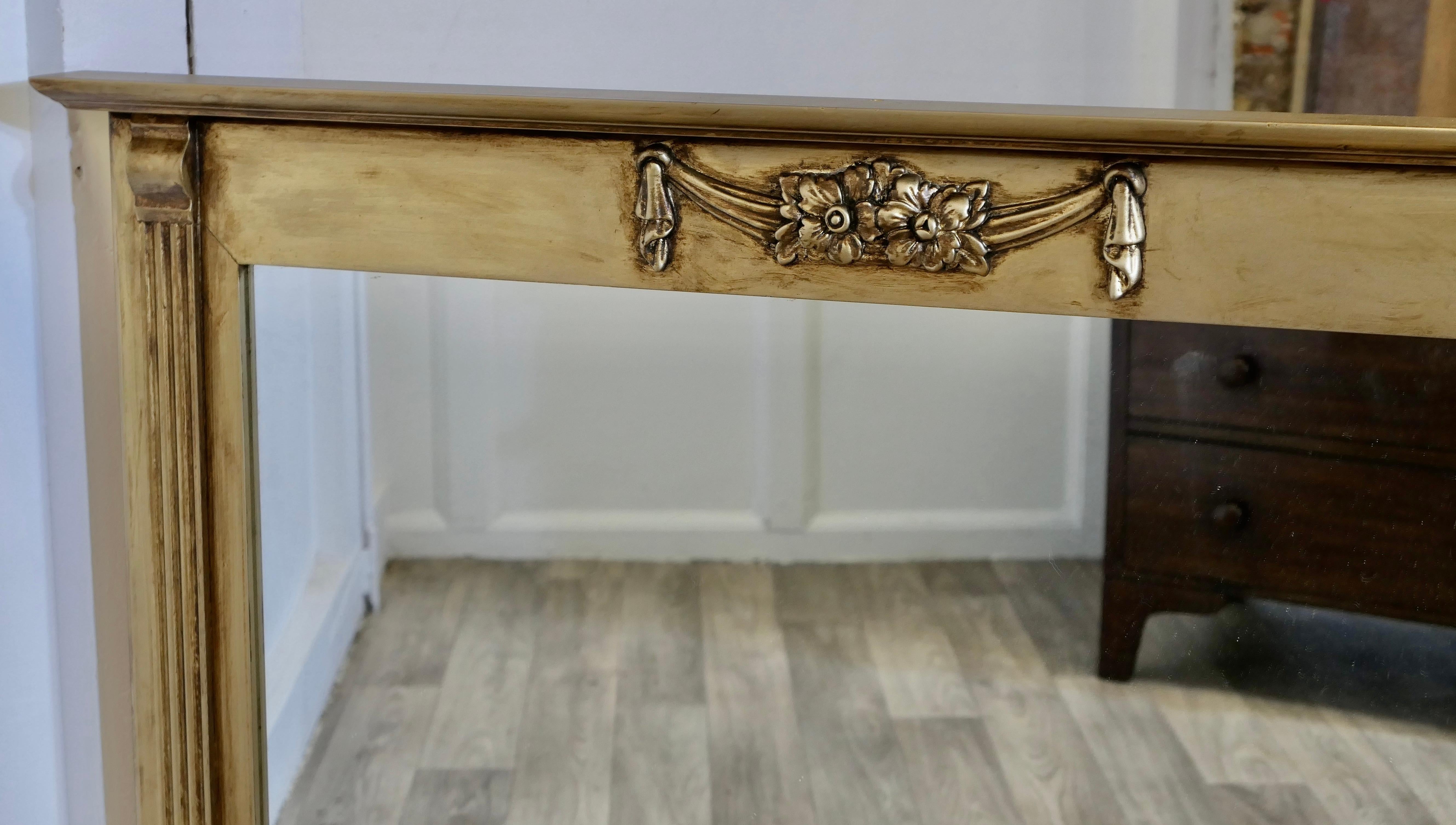 Viktorianischer Stil Gold Overmantel Spiegel  Ein hübscher Spiegel in Gold für den Mantel im Zustand „Gut“ im Angebot in Godshill, Isle of Wight