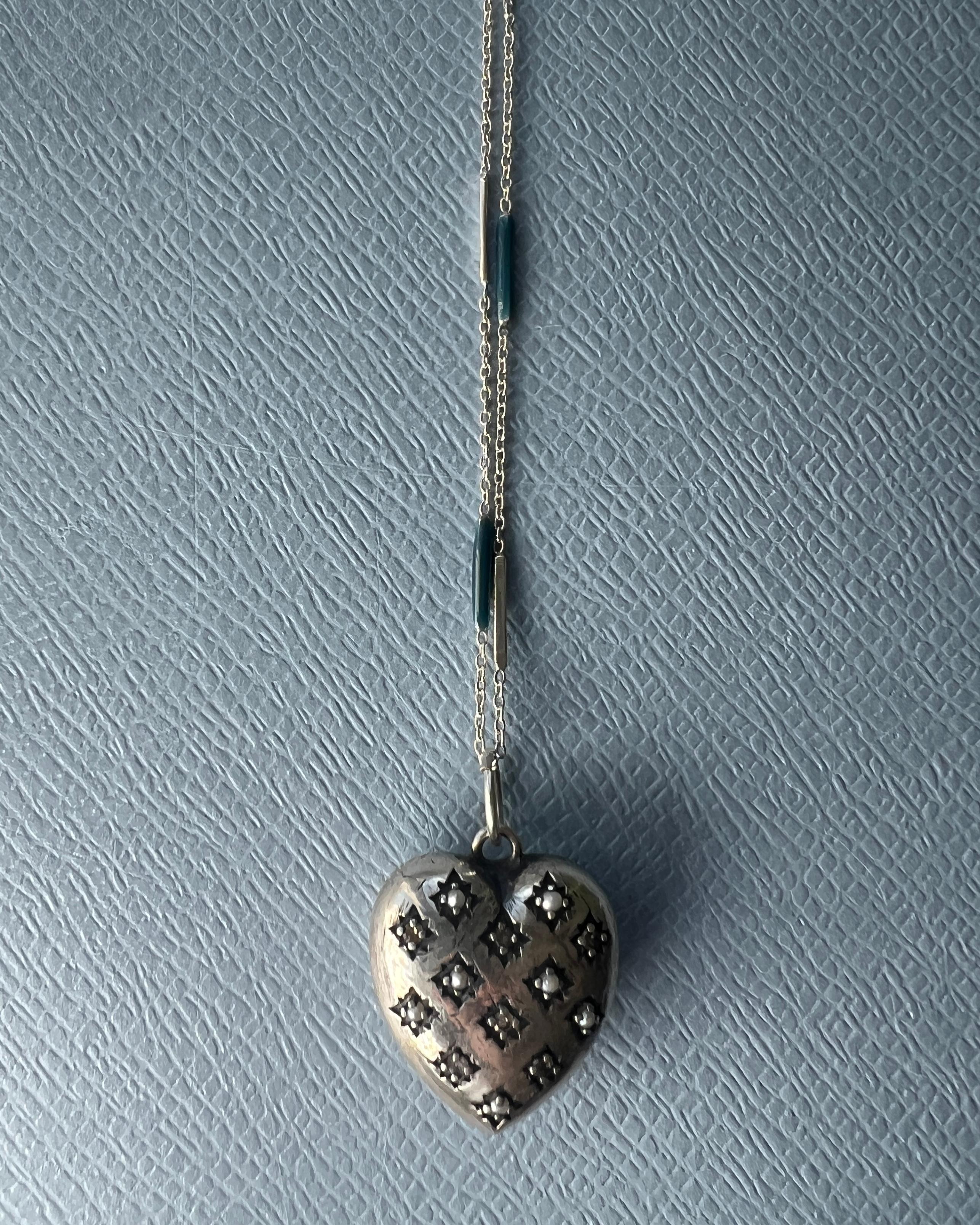 Collana a cuore in stile vittoriano con diamanti bianchi e perle in argento In condizioni Nuovo in vendita a Los Angeles, CA