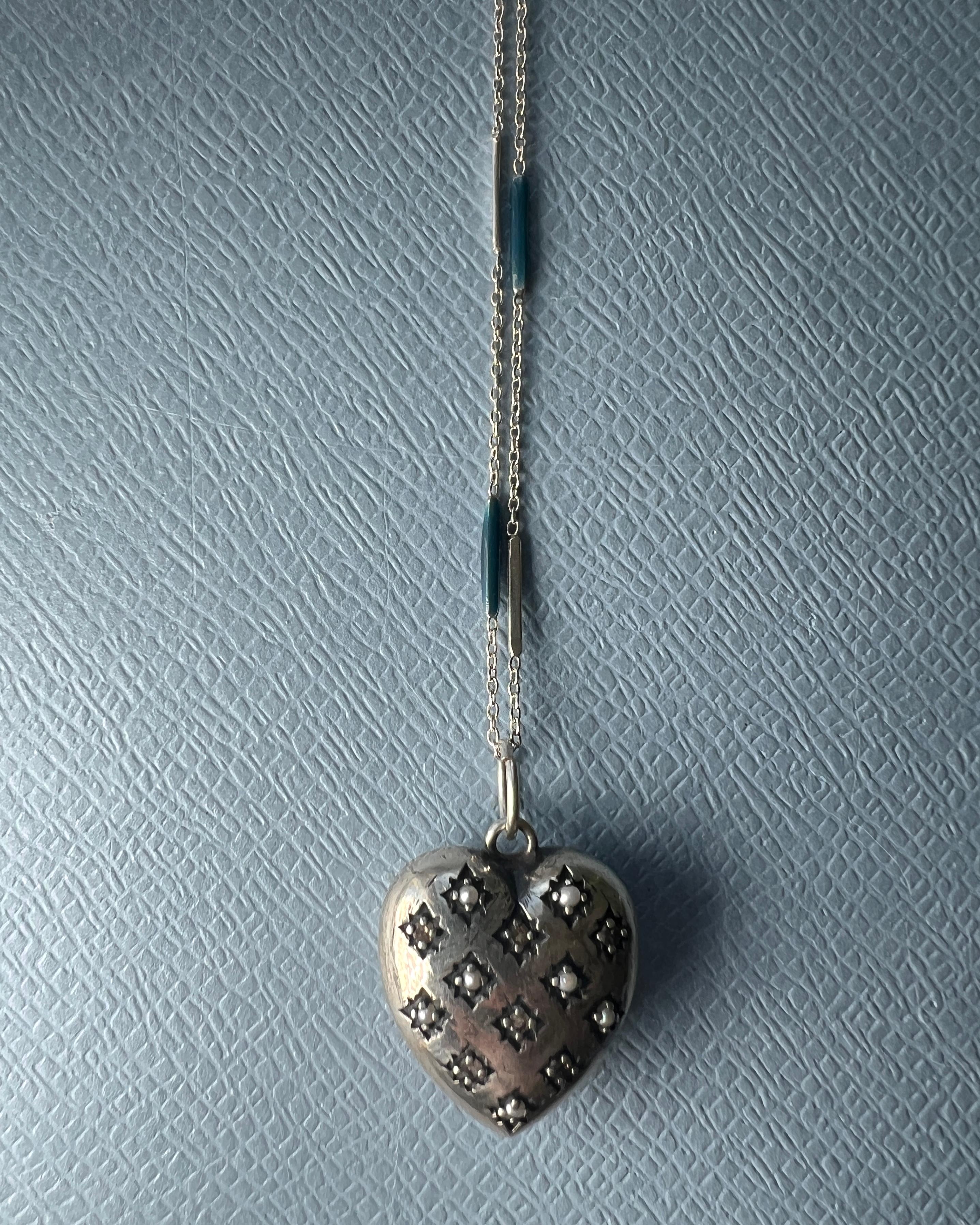 Donna Collana a cuore in stile vittoriano con diamanti bianchi e perle in argento in vendita