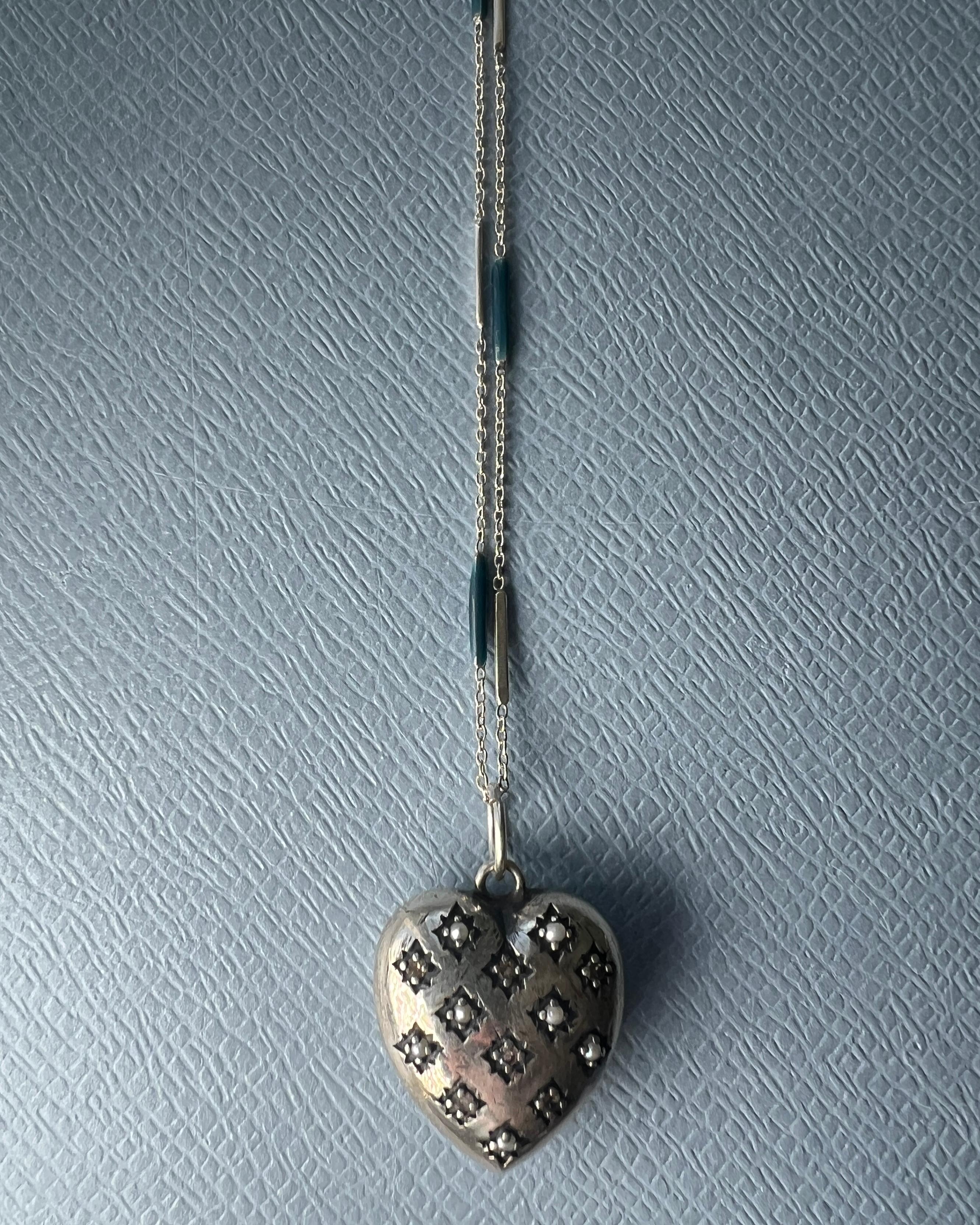 Collana a cuore in stile vittoriano con diamanti bianchi e perle in argento in vendita 1