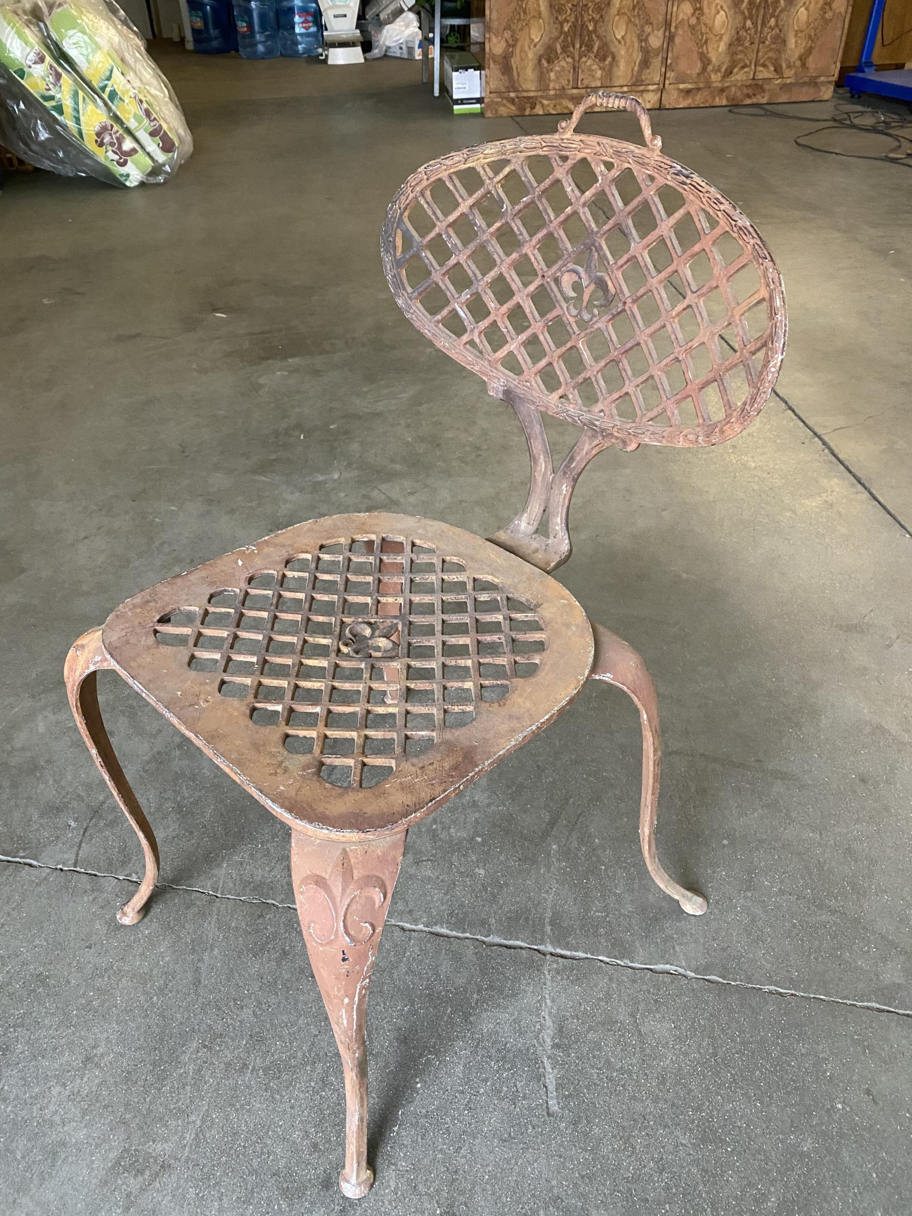 Victorian Style Iron Mesh Patio Garden Chair In Excellent Condition In Van Nuys, CA