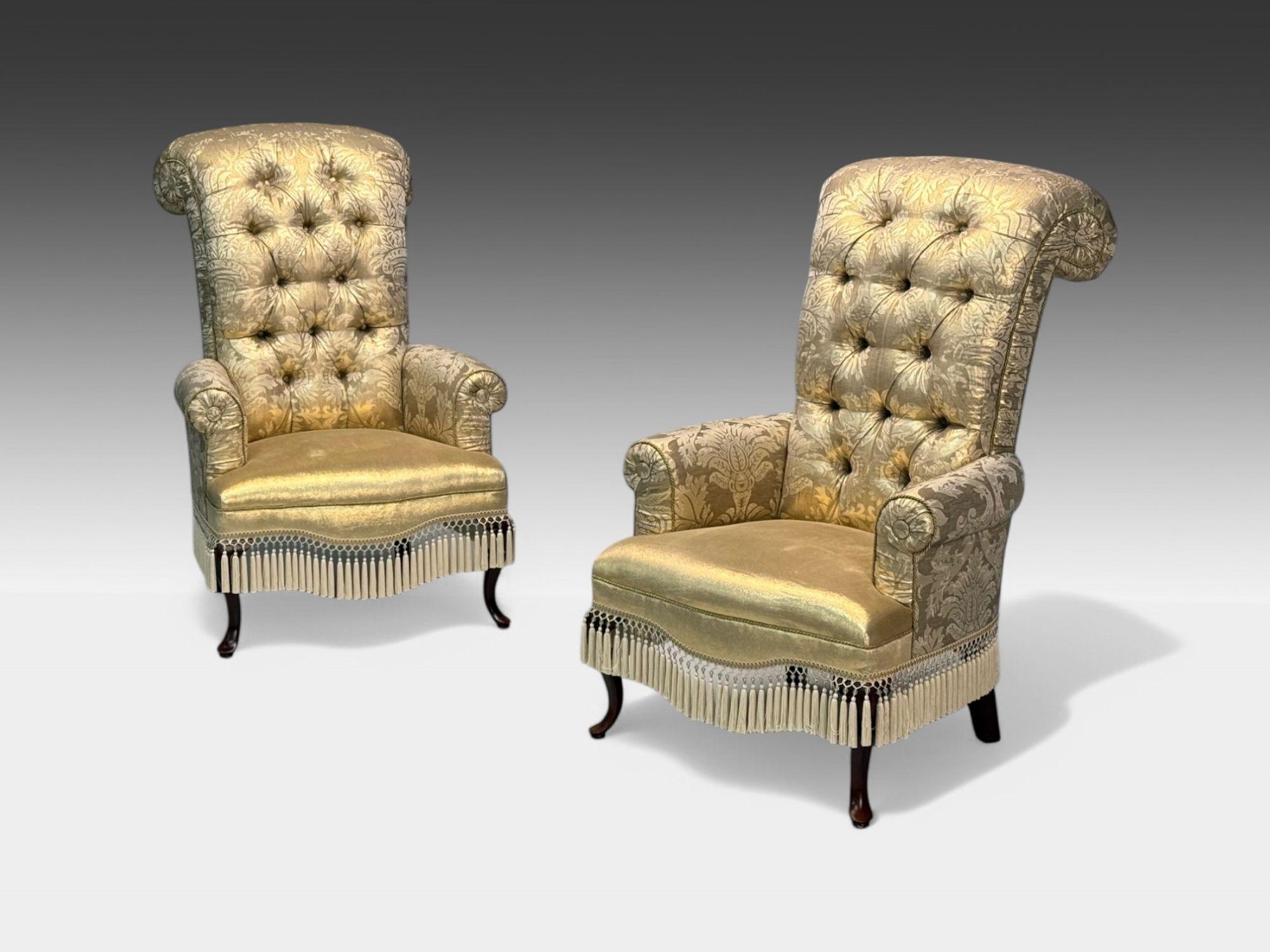 Fauteuils de style victorien, tissu de soie, bois teinté, USA, 20e C.

Une paire exceptionnellement frappante de fauteuils surdimensionnés en soie tuftée, exsudant l'élégance victorienne. Posées sur des pieds Queen Anne, les chaises sont revêtues