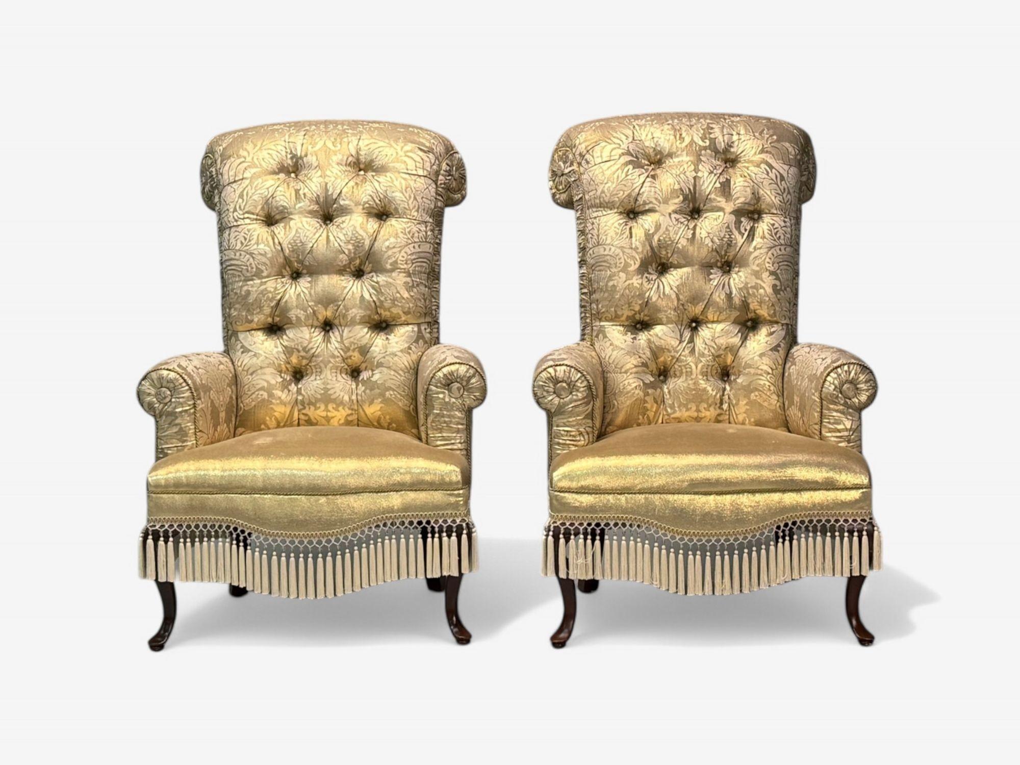 Victorien Fauteuils de style victorien, tissu de soie, bois teinté, USA, 20e C. en vente