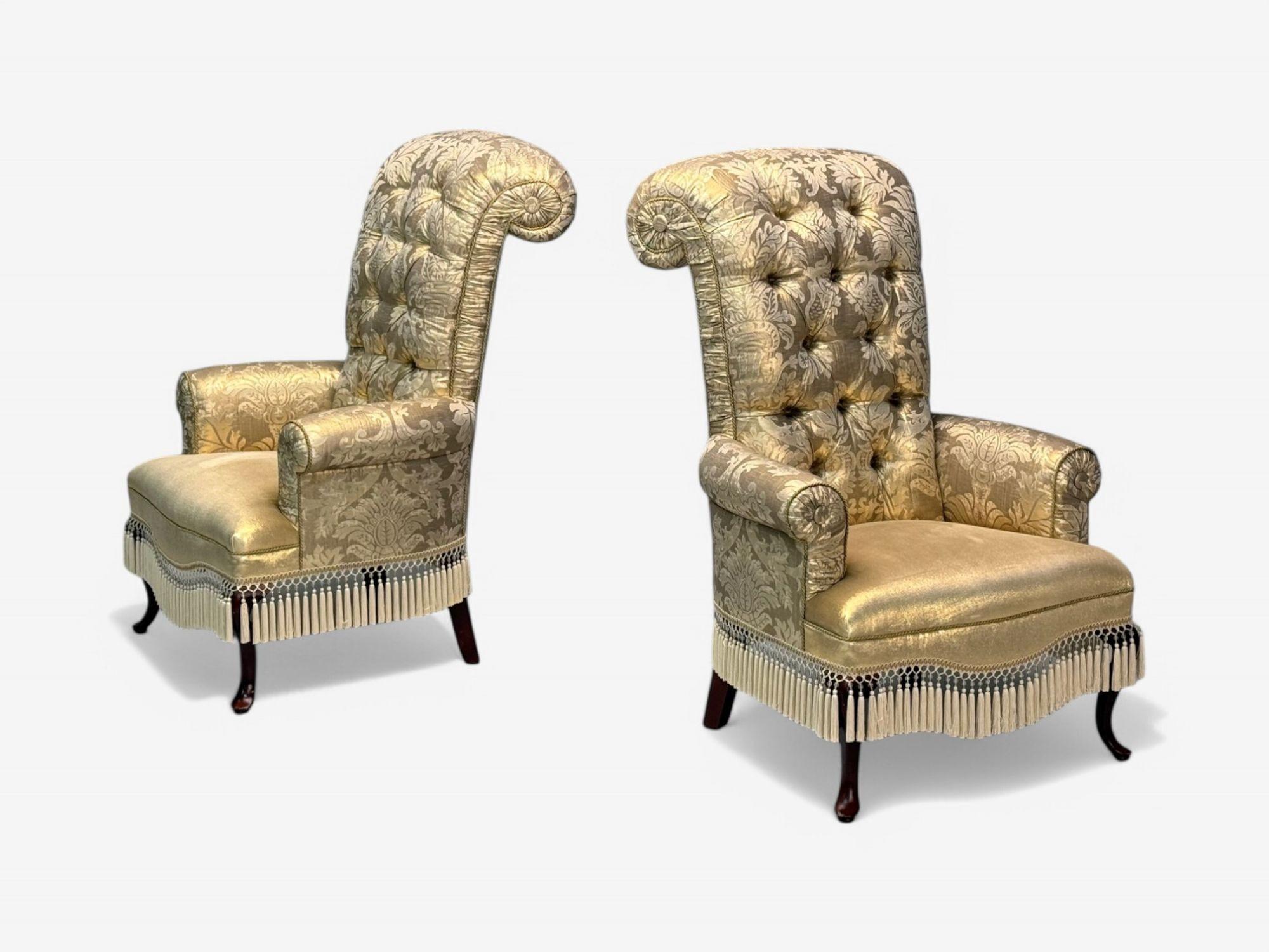 Fauteuils de style victorien, tissu de soie, bois teinté, USA, 20e C. Bon état - En vente à Manhasset, NY