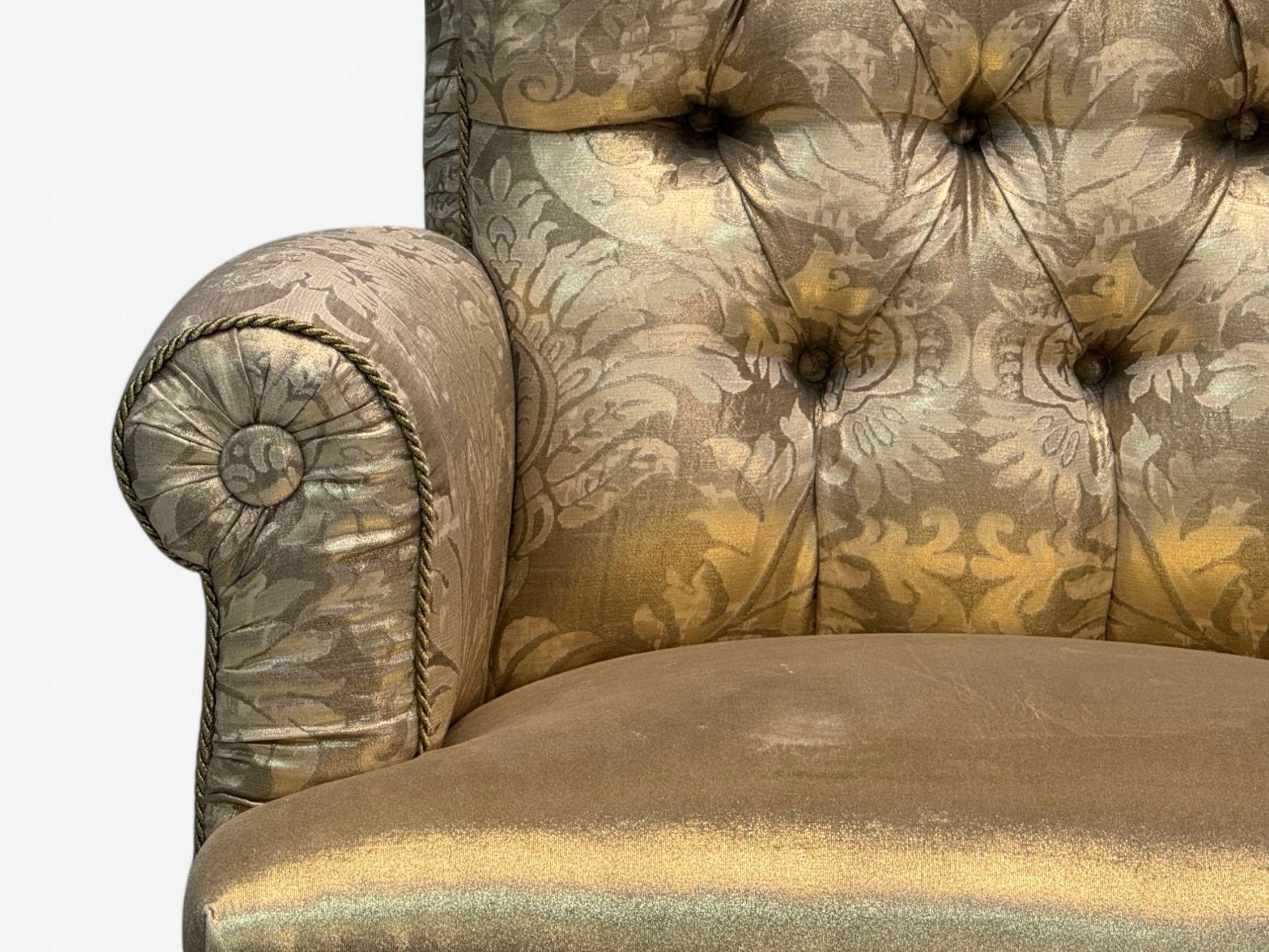 Milieu du XXe siècle Fauteuils de style victorien, tissu de soie, bois teinté, USA, 20e C. en vente