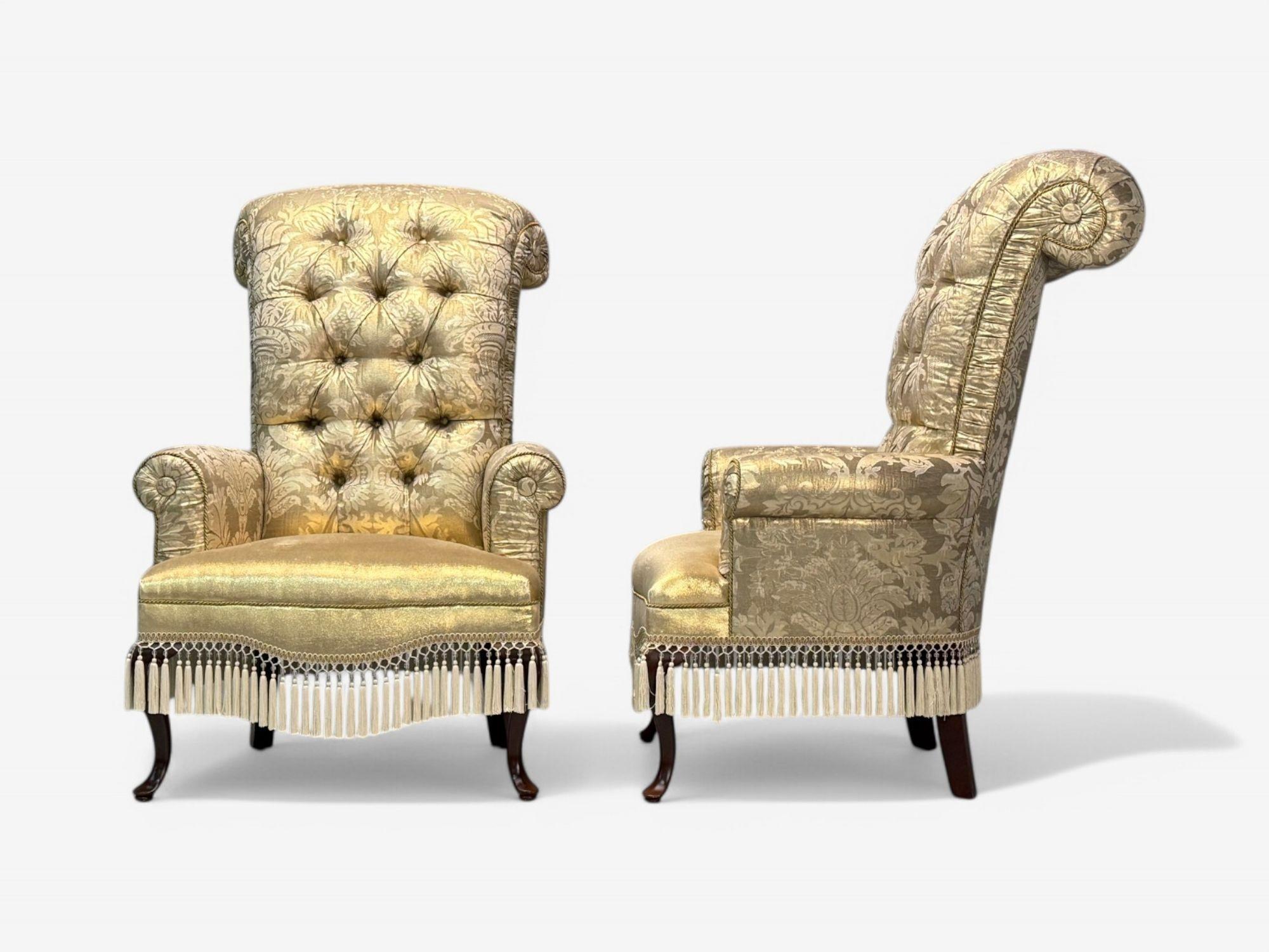 Soie Fauteuils de style victorien, tissu de soie, bois teinté, USA, 20e C. en vente