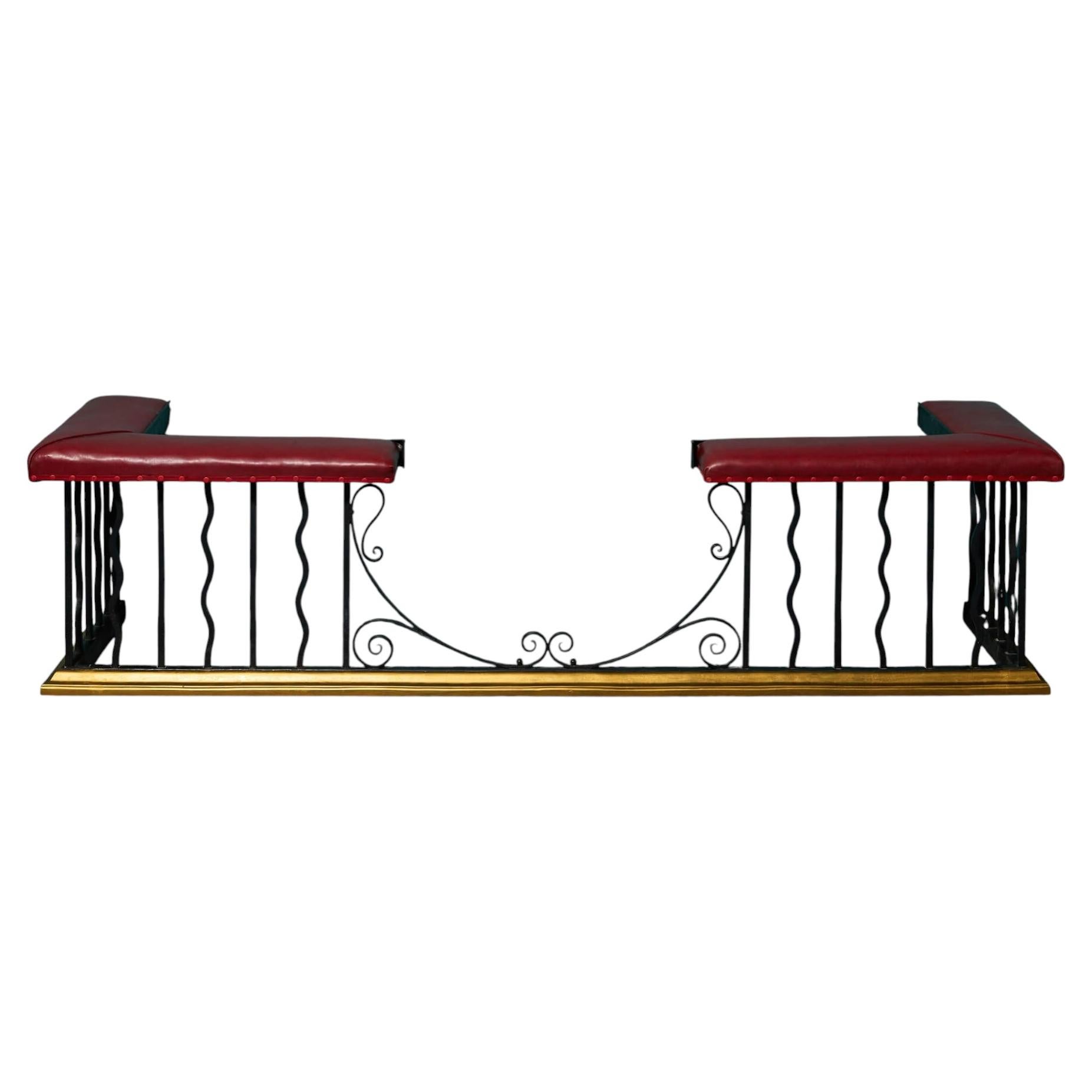 Victorian Style Large Scale Guilt und Rot Kunstleder Club Fender