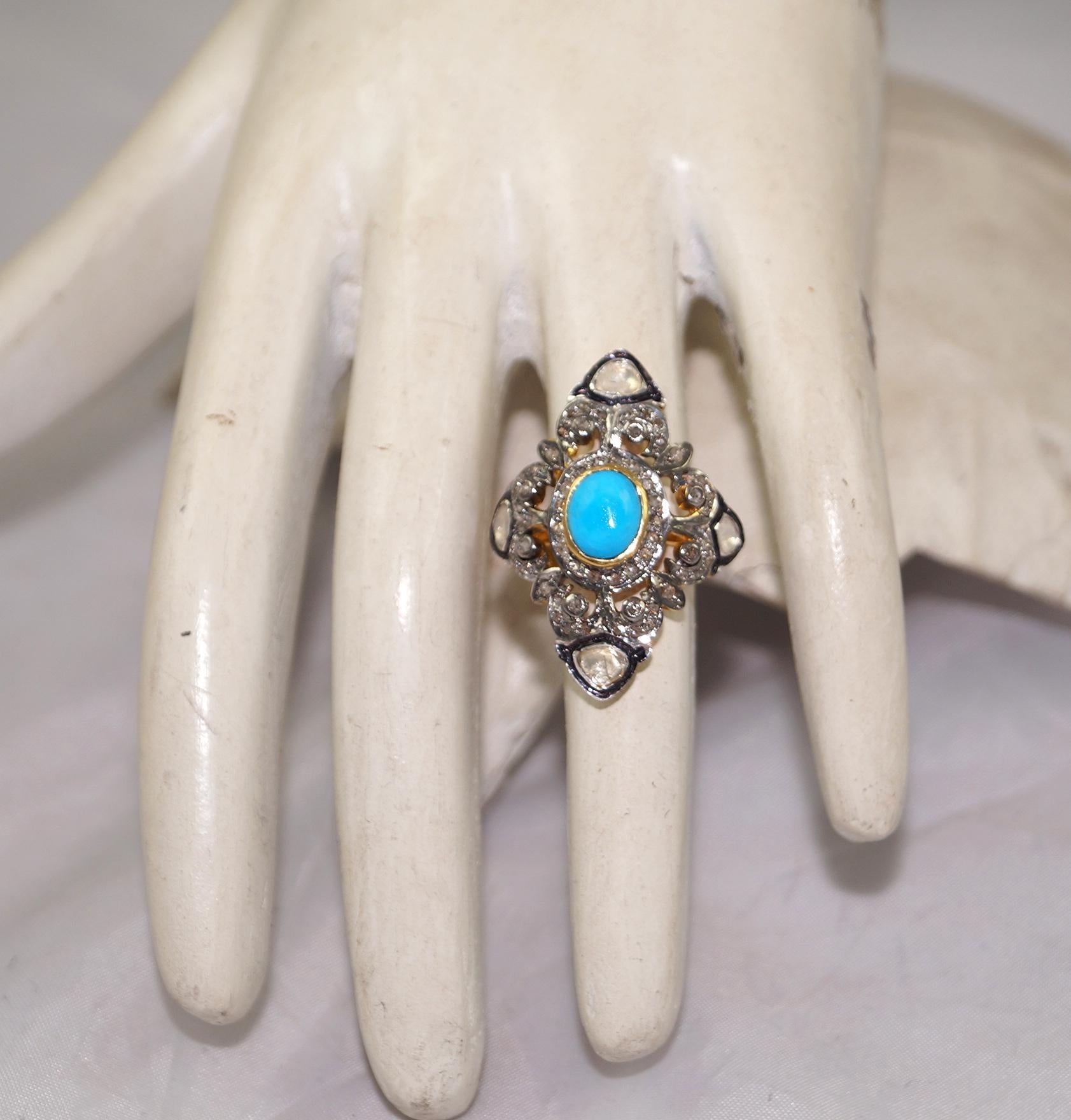 
-Diamanti Nature taglio rosa e diamanti non tagliati

-Colore diamante: bianco con sfumature marroni.

-Peso del diamante: 2,90 ct.

-Metallo: argento Sterling 925

- Colore del metallo: antico e placcato oro 18 carati

-Pietra preziosa - Turchese