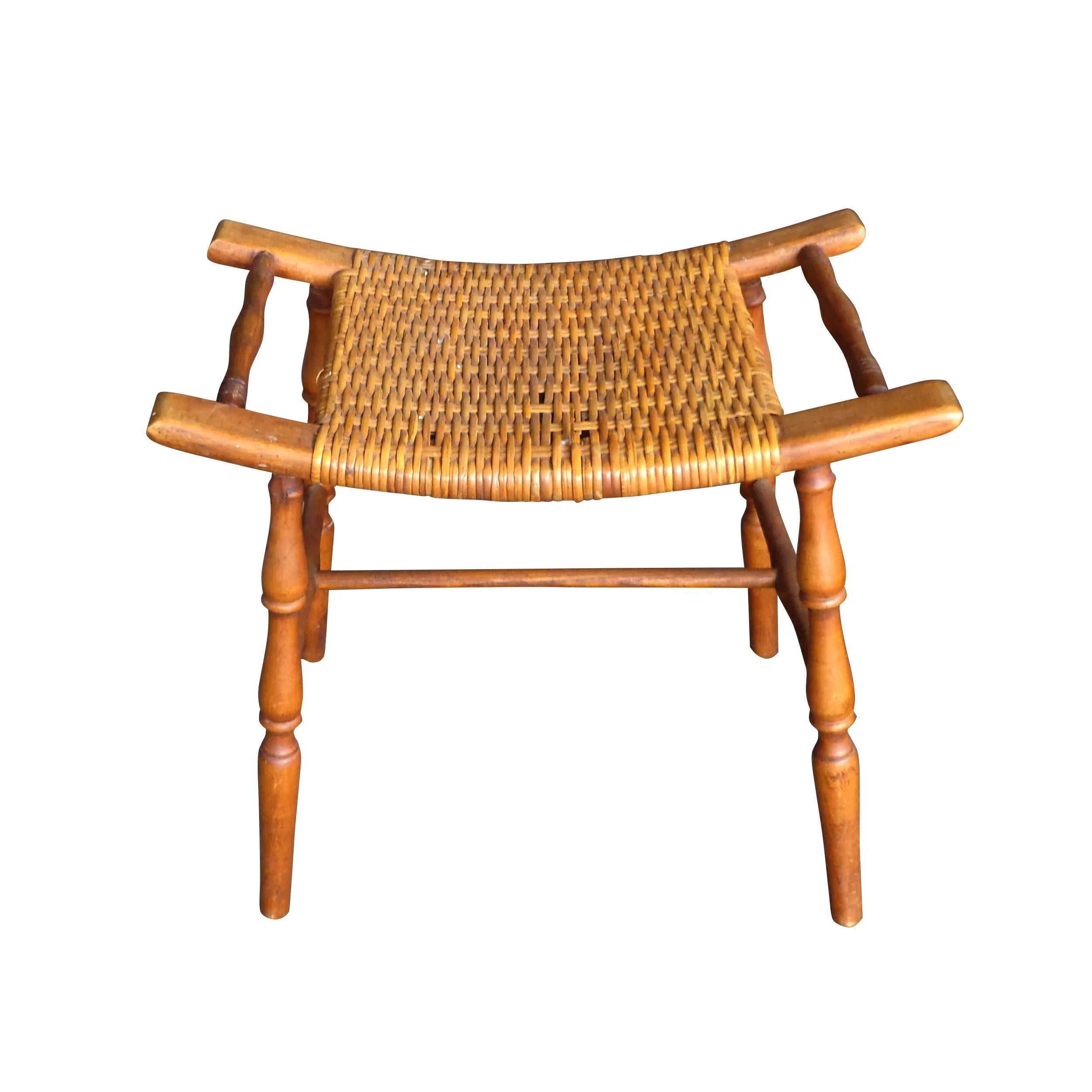 Voici un bel exemple de tabouret victorien à pieds tournés et assise en rotin. En plus d'être un siège, il peut être utilisé comme présentoir. Il trouvera sa place dans n'importe quelle pièce.
