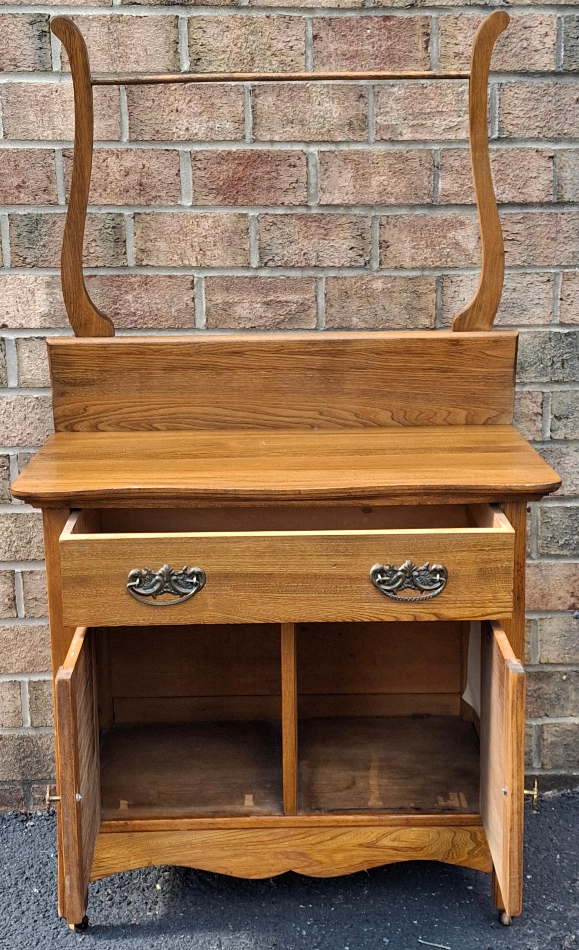 Victorian Style Oak Washstand Cabinet with Towel Rack In Good Condition For Sale In Germantown, MD