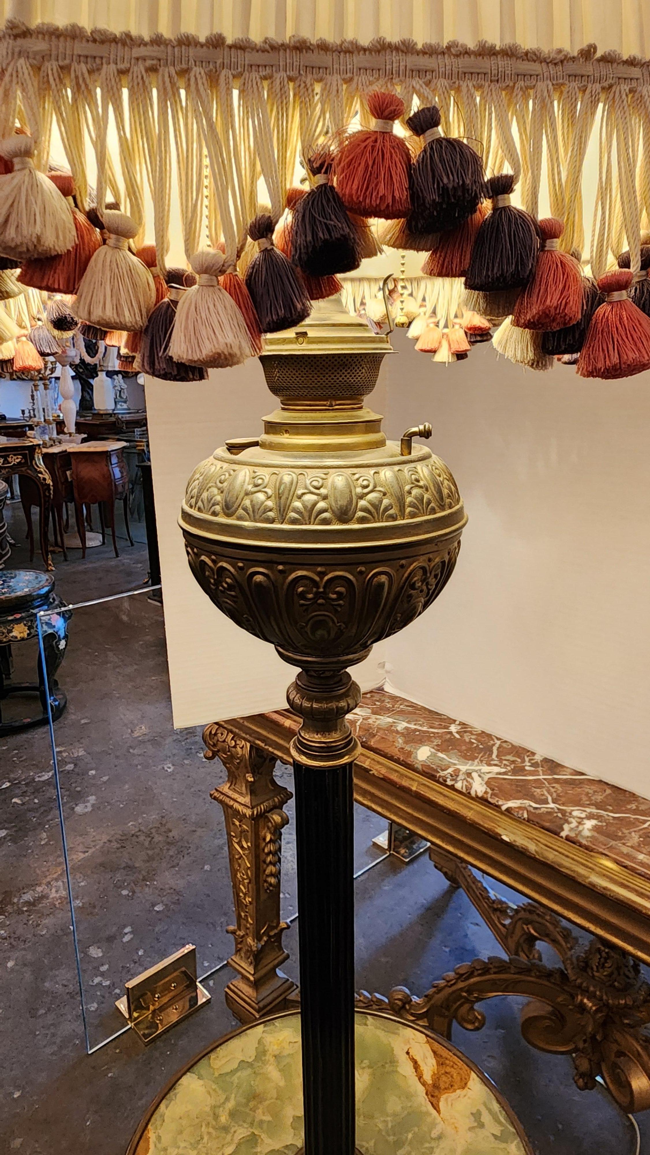Lampadaire de style victorien en onyx et laiton en vente 3