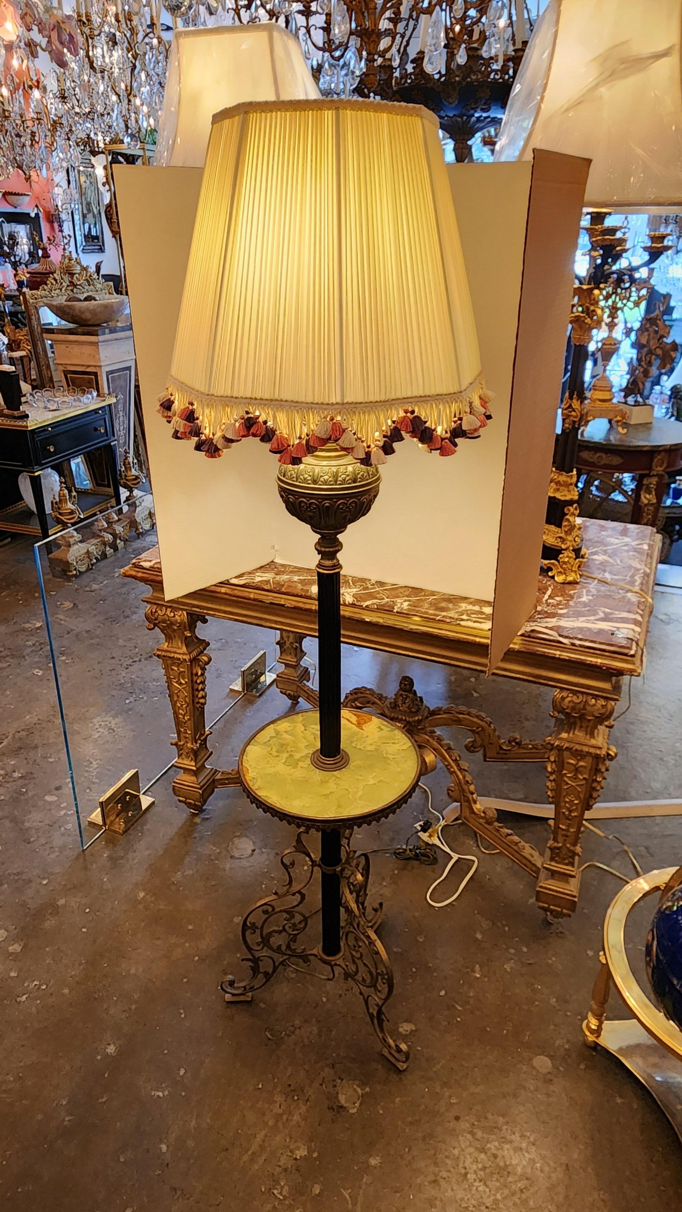 Lampadaire de style victorien en onyx et laiton en vente 4