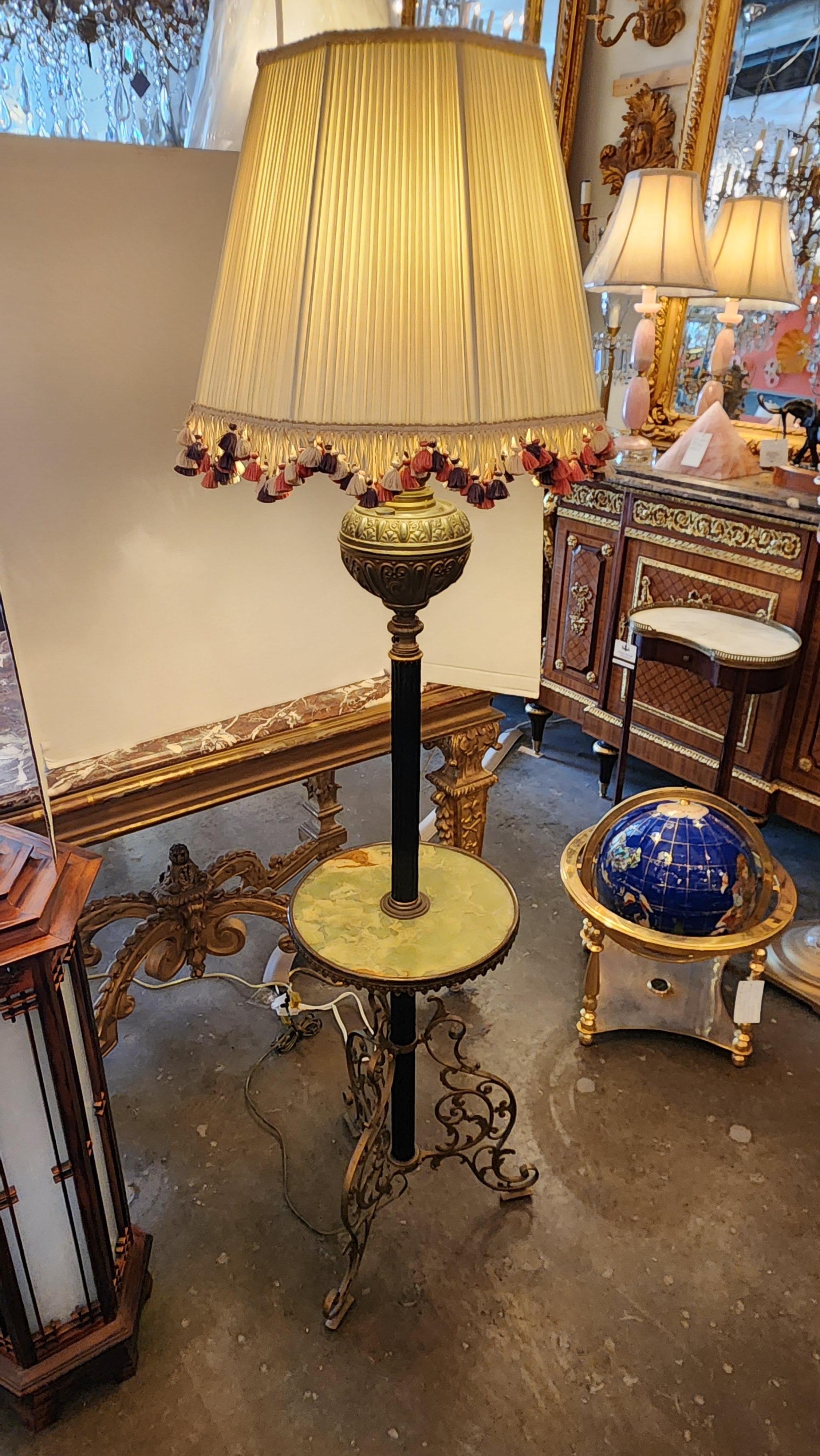 Cette annonce présente un lampadaire de style victorien en onyx et laiton.