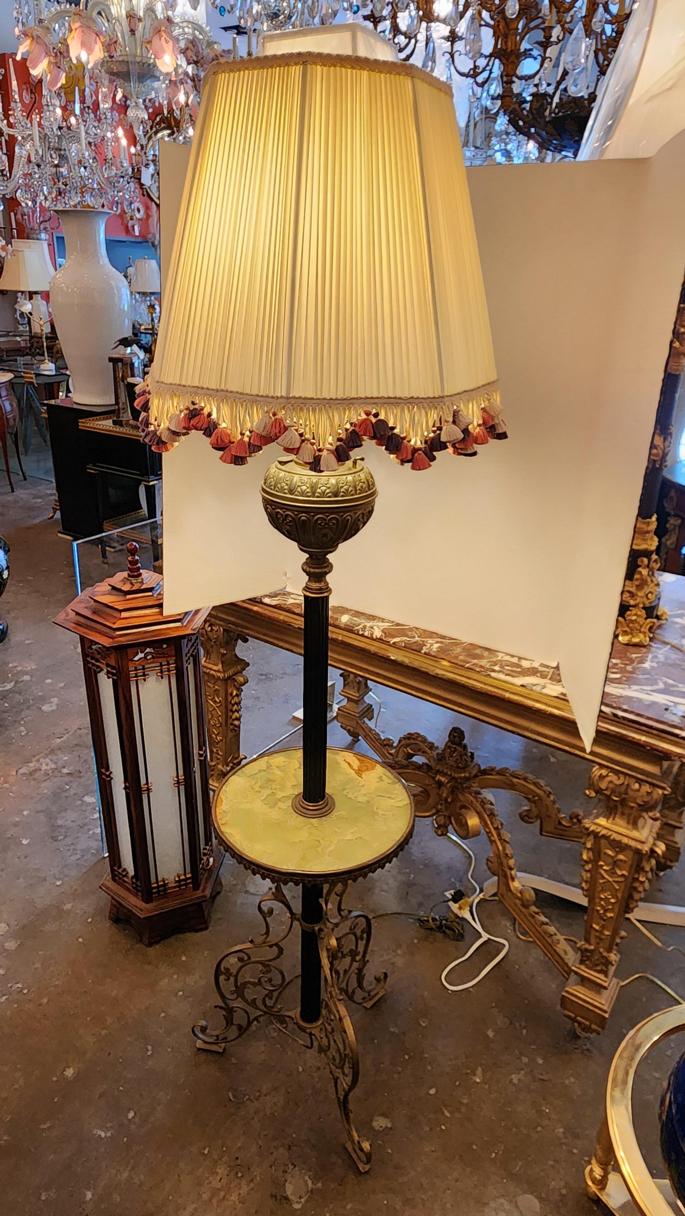 Victorien Lampadaire de style victorien en onyx et laiton en vente