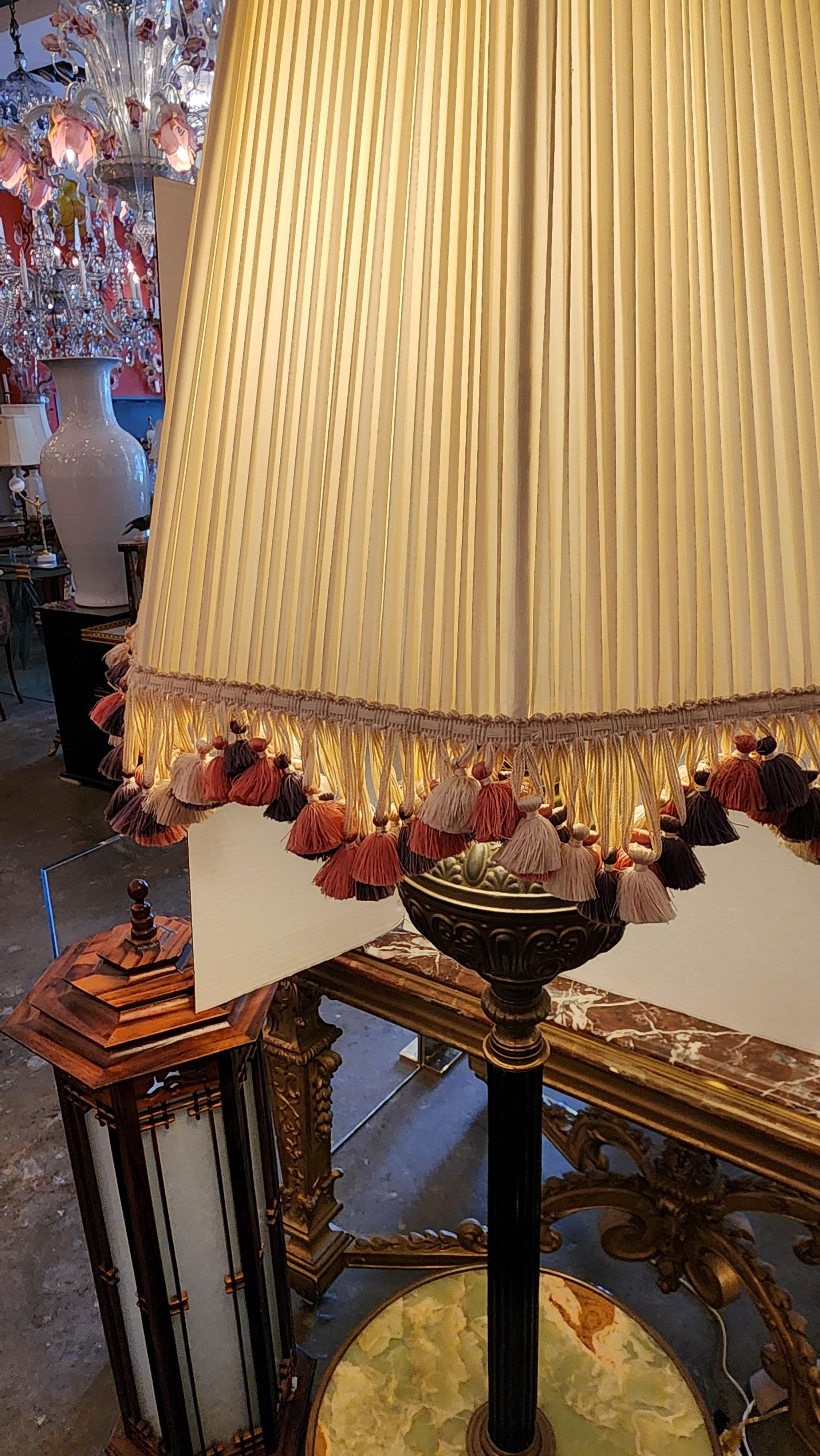 Laiton Lampadaire de style victorien en onyx et laiton en vente