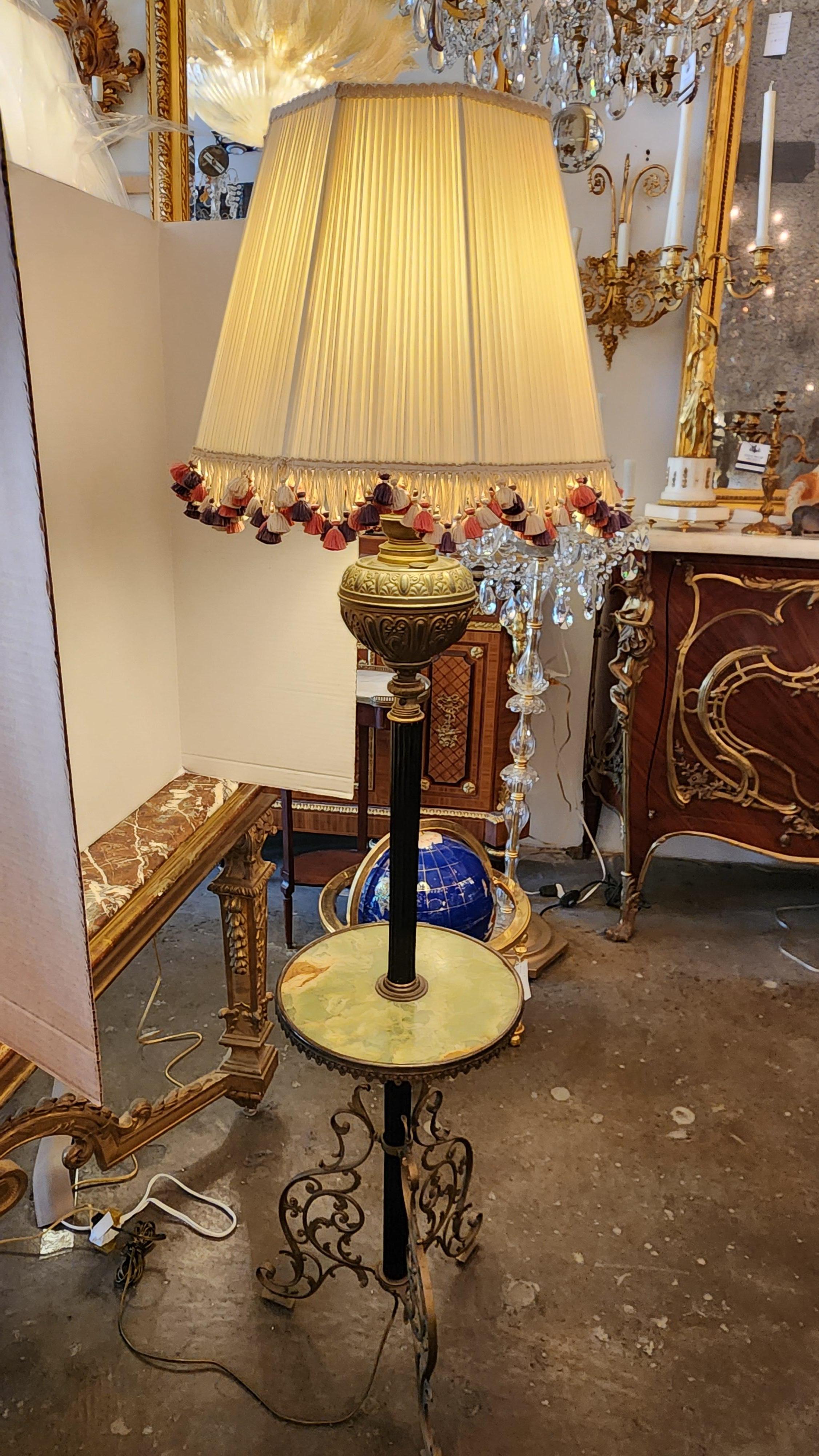 Lampadaire de style victorien en onyx et laiton en vente 2