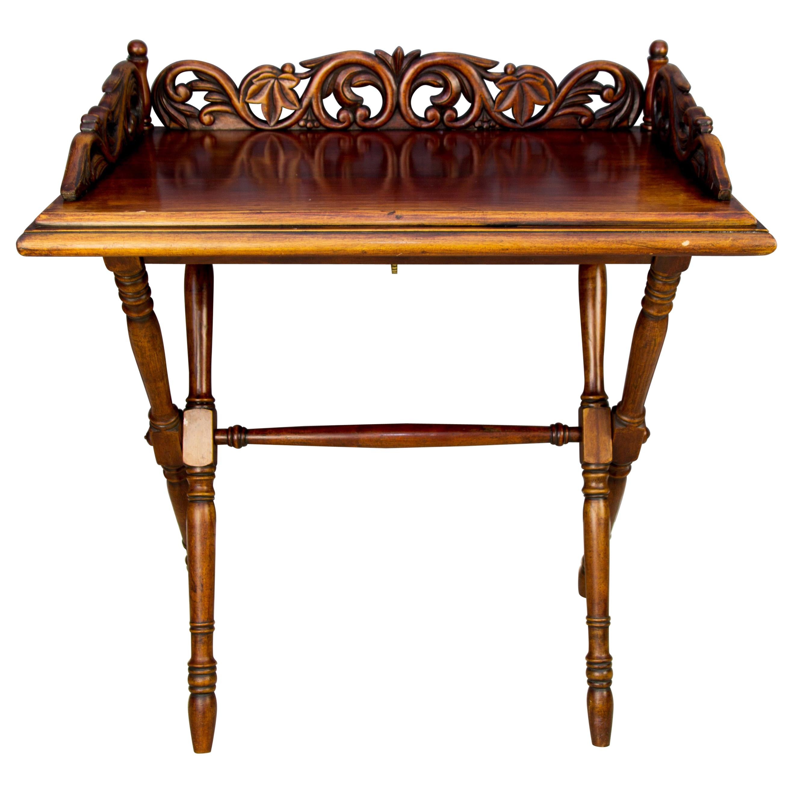 Table pliante de style victorien en noyer sculpté ornée, vers 1920