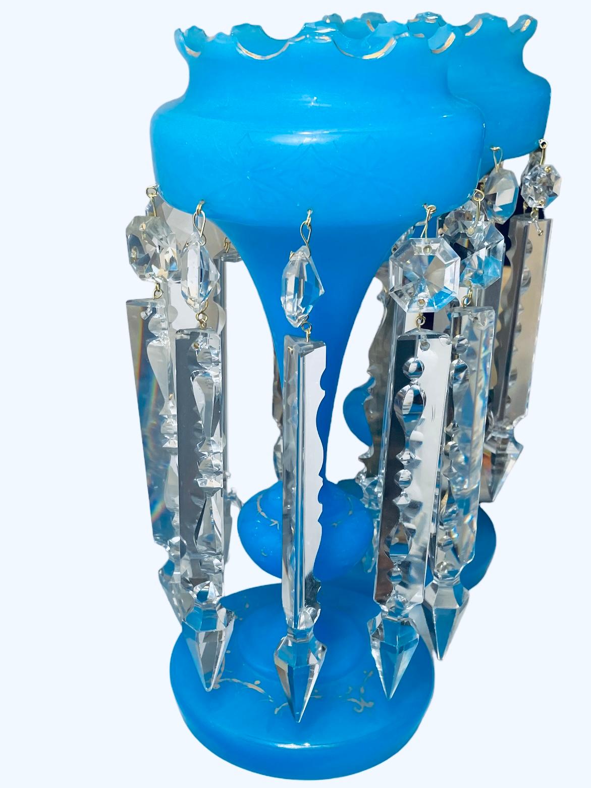 Pareja De Lustres De Vidrio Azul Para Chimenea De Estilo Victoriano en Bueno estado para la venta en Guaynabo, PR
