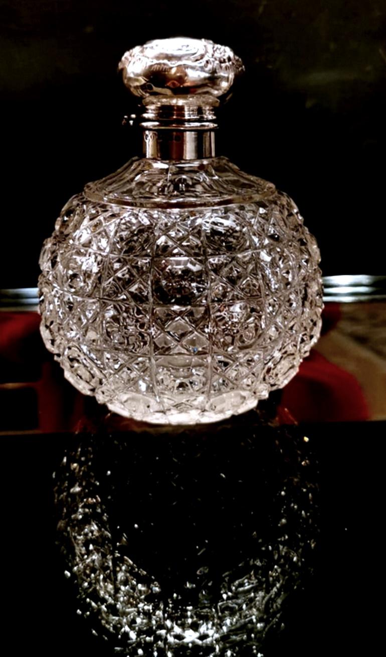 Pareja de Frascos de Inodoro Ingleses de Estilo Victoriano de Cristal y Plata de Ley en venta 10