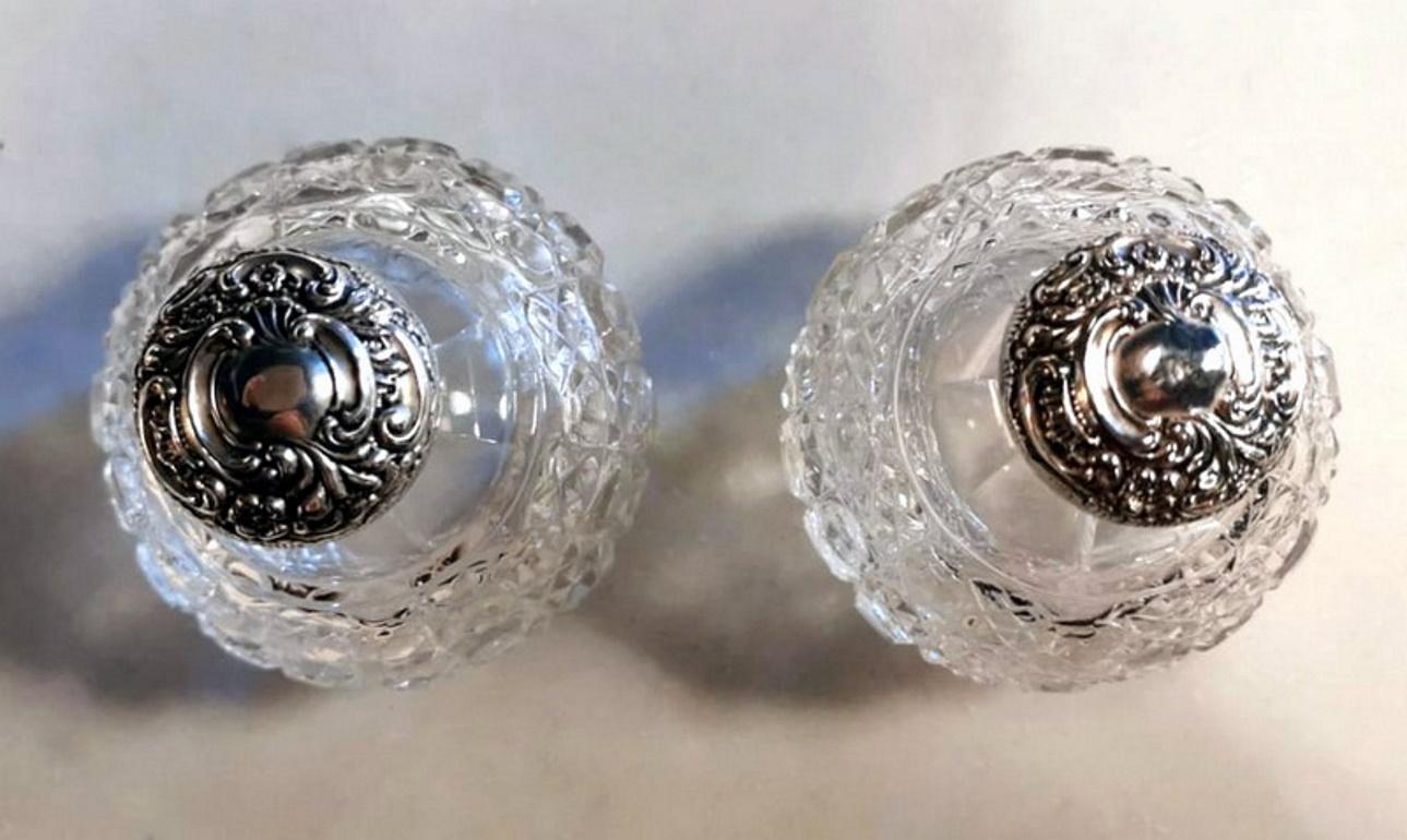 Pareja de Frascos de Inodoro Ingleses de Estilo Victoriano de Cristal y Plata de Ley en venta 2