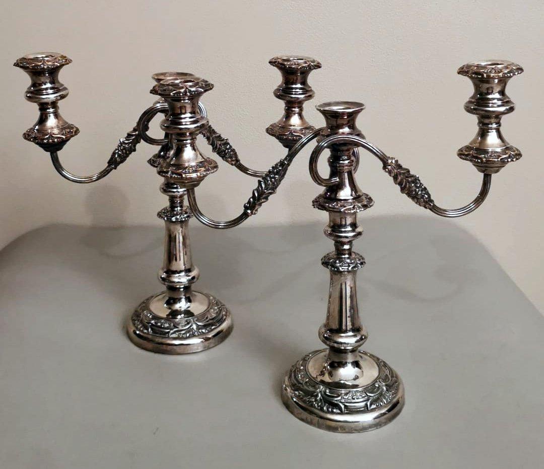 We kindly suggest you read the whole description, because with it we try to give you detailed technical and historical information to guarantee the authenticity of our objects.
Elegant and refined pair of three-flame Victorian candlesticks; the