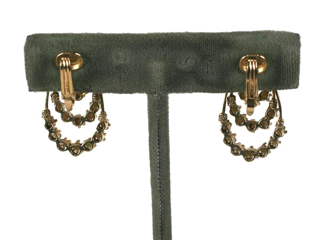 Victorian Style 14k gold Pearl Hoop Earrings aus den 1950er Jahren. Sie sind mit Clipverschluss und gegliederten, mit Perlen besetzten Bügeln ausgestattet.
Leicht zu tragen und robuste Konstruktion mit dem Aussehen von antiken Ohrringen. 
14k Gold,