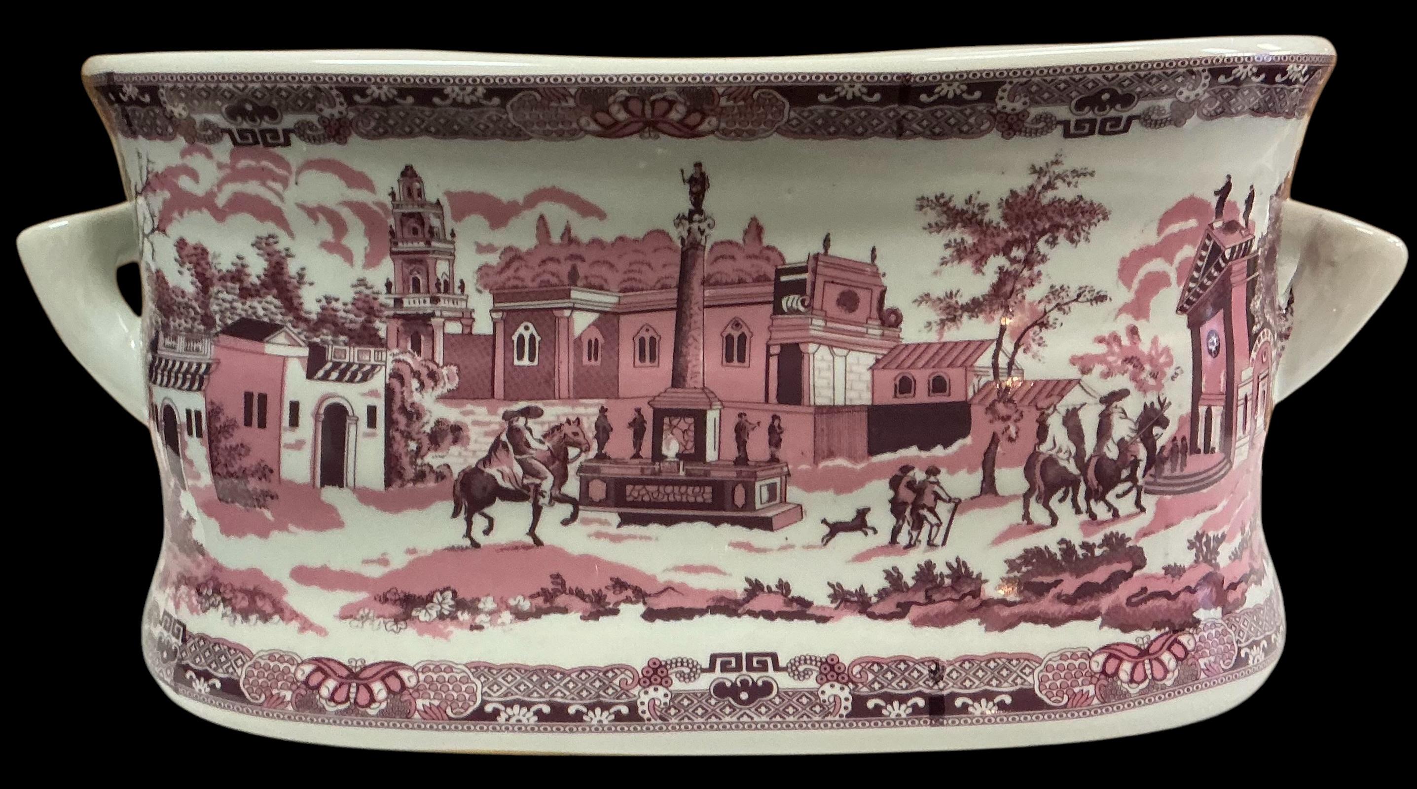Il s'agit d'un bain de pieds en transferware rose à grande échelle. Il s'agit d'une pièce en céramique lourde. Il est de style victorien et la vaisselle semble représenter un village italien. Il n'est pas signé et est en très bon état. Le pédiluve