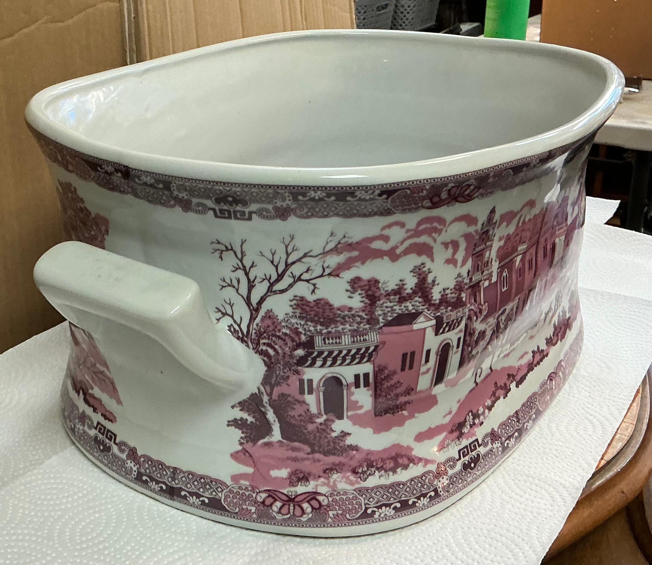XXIe siècle et contemporain Bain de pieds / Cache-pot / Jardinière / Seau à glace en poterie rose de style victorien en vente