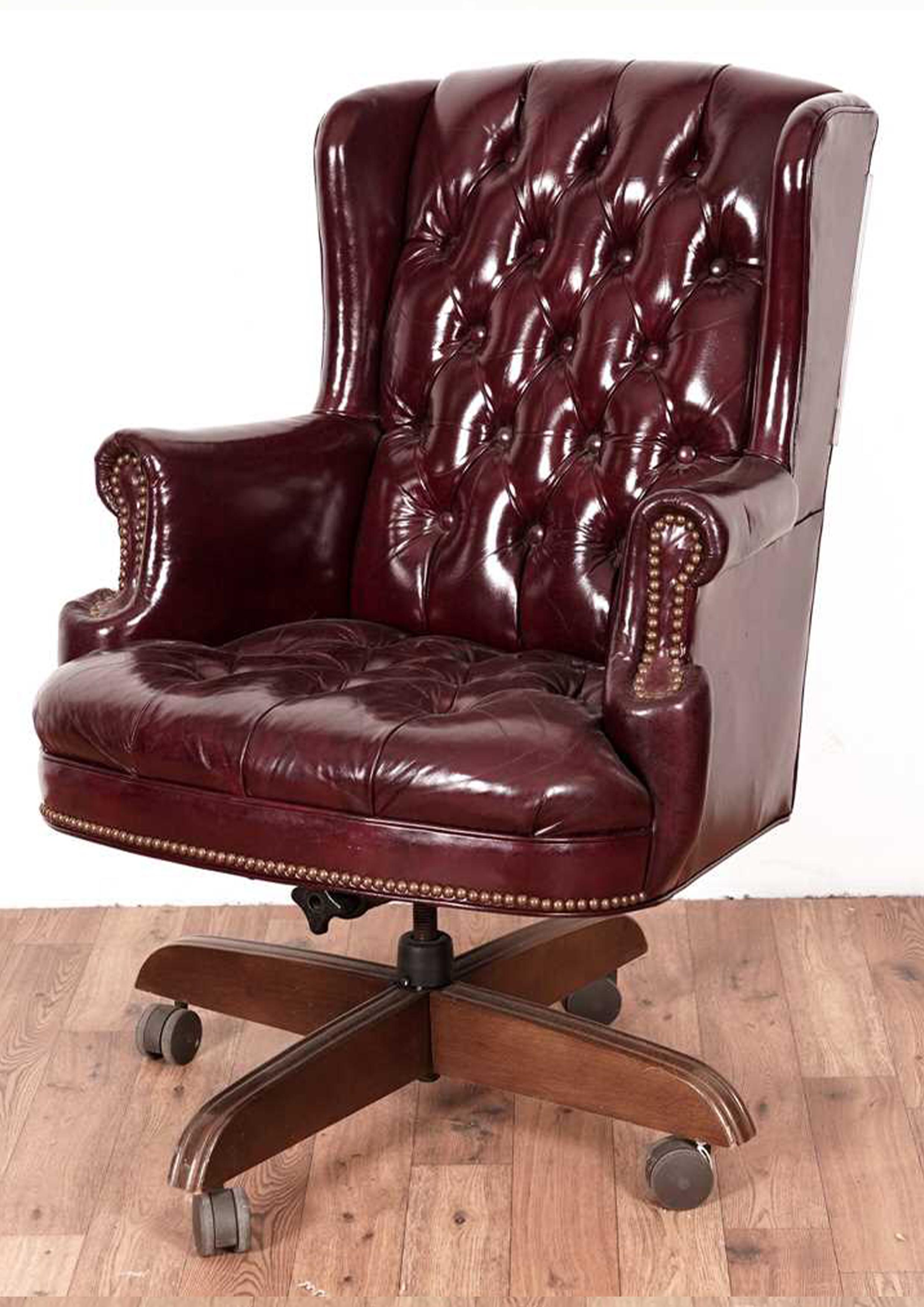 Stuhl 2025 8 Truhe

Polierter Exekutivstuhl mit burgunderfarbener Knopfleiste und Chesterfield-Drehstuhl für den Schreibtisch   Lederpolsterung mit Neigungsfunktion und verstellbarer Sitzhöhe

Luxuriöser hochglanzpolierter, äußerst bequemer