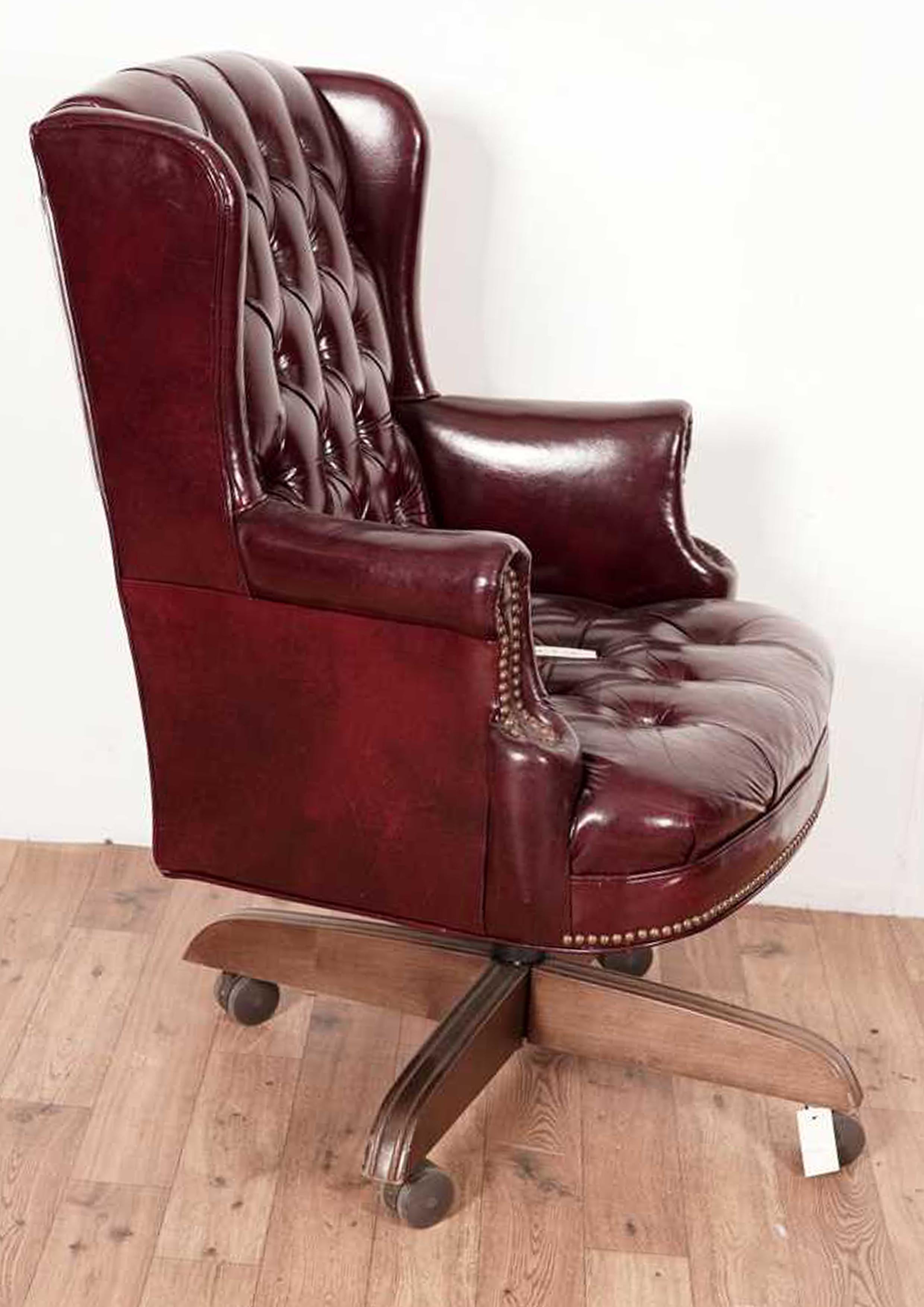 Chesterfield Revolving-Schreibtischstuhl aus poliertem Leder mit Executive-Knöpferrückenlehne (Viktorianisch) im Angebot