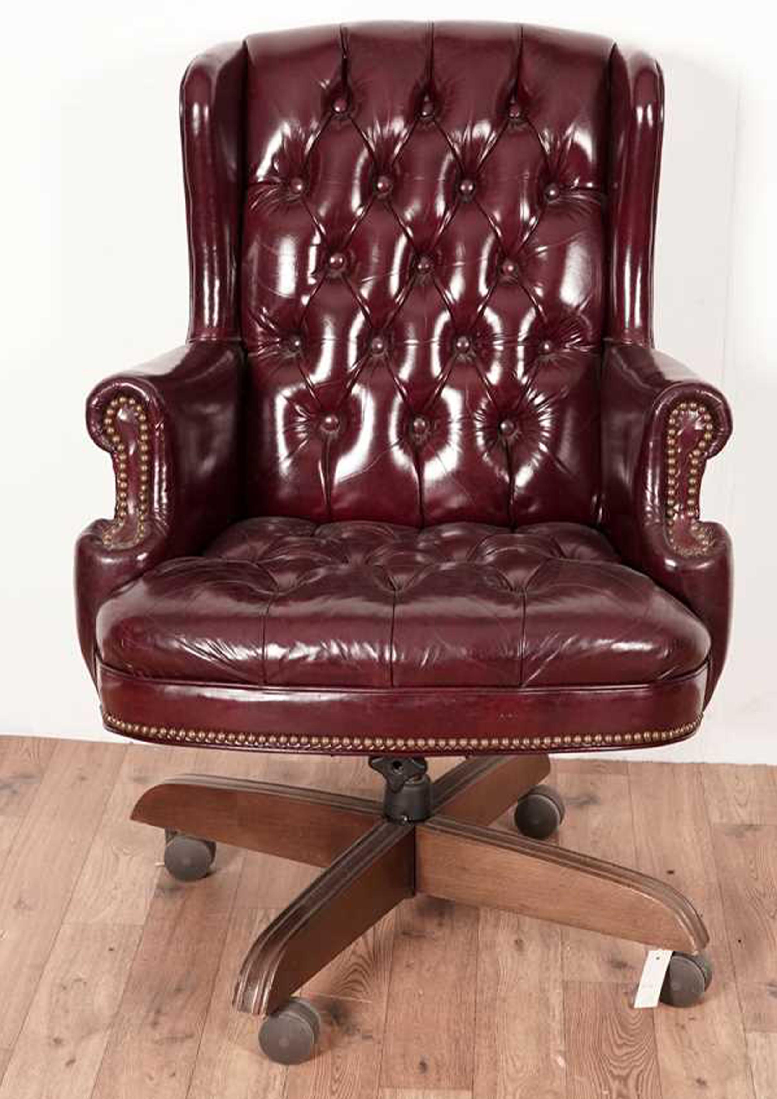Chesterfield Revolving-Schreibtischstuhl aus poliertem Leder mit Executive-Knöpferrückenlehne (amerikanisch) im Angebot
