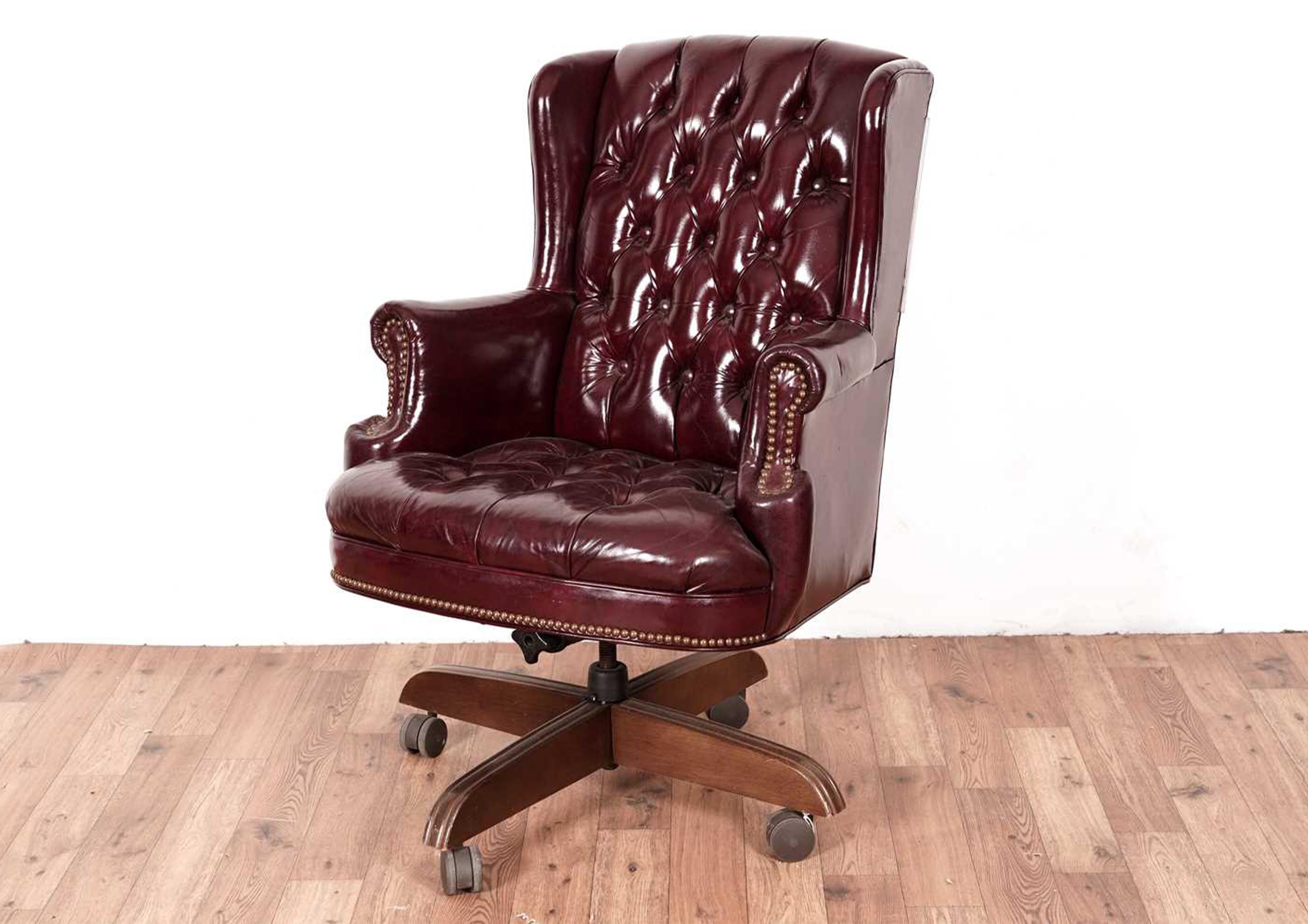 Chesterfield Revolving-Schreibtischstuhl aus poliertem Leder mit Executive-Knöpferrückenlehne im Zustand „Gut“ im Angebot in Reading, Berkshire