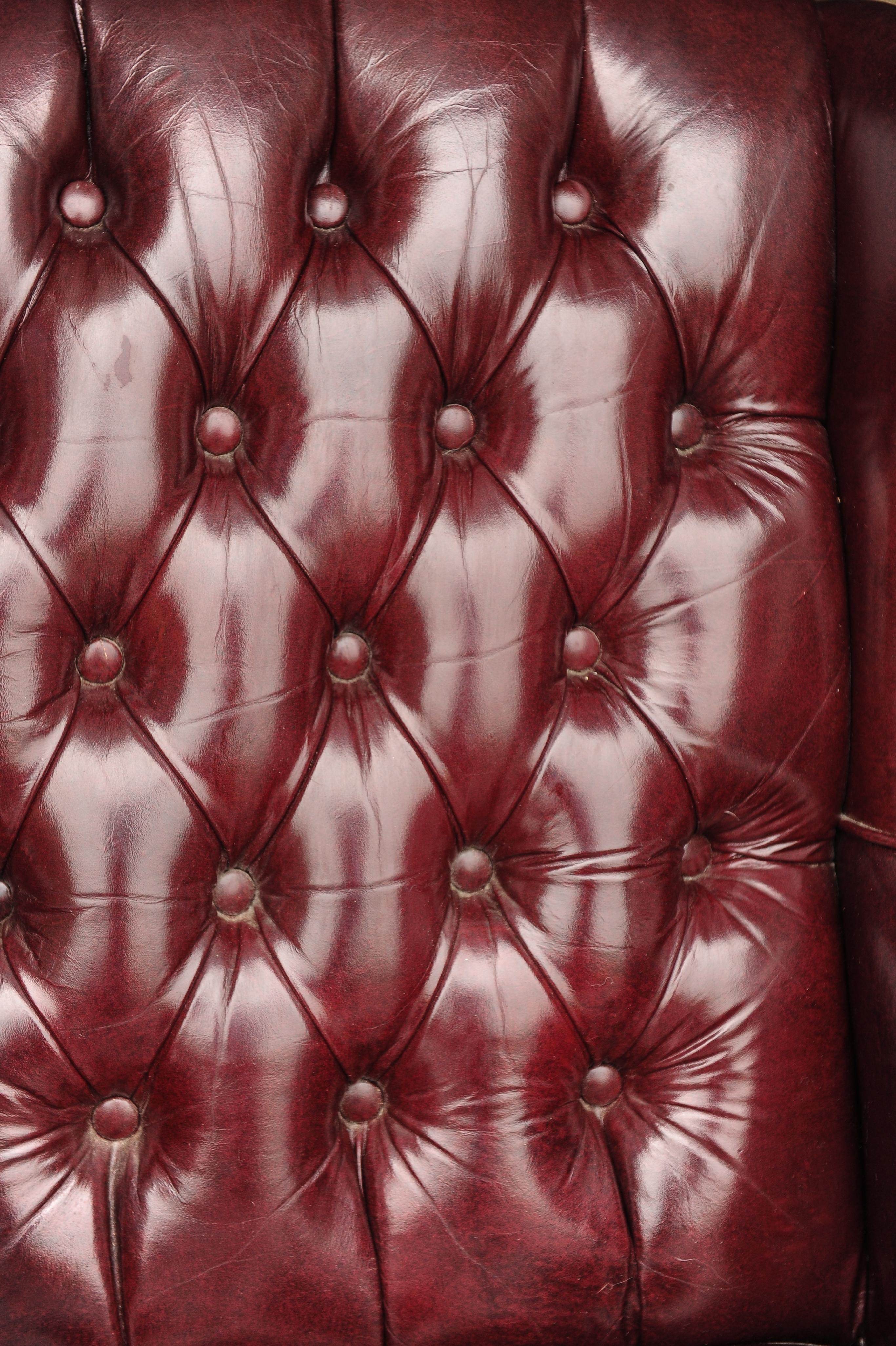 Chesterfield Revolving-Schreibtischstuhl aus poliertem Leder mit Executive-Knöpferrückenlehne im Angebot 1