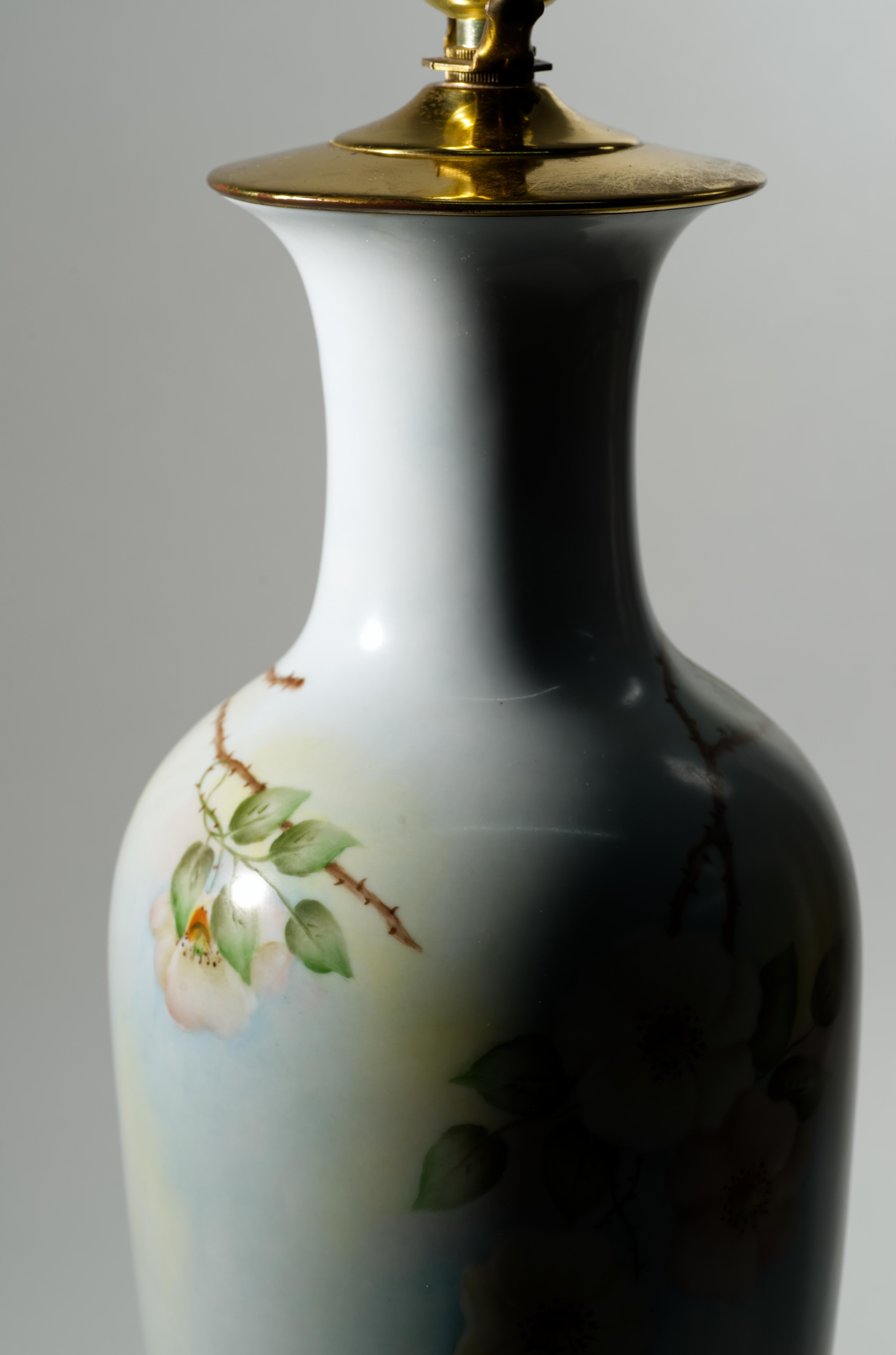 Lampe de table à urne en porcelaine de style victorien, peinte à la main avec des roses sauvages en vente 2