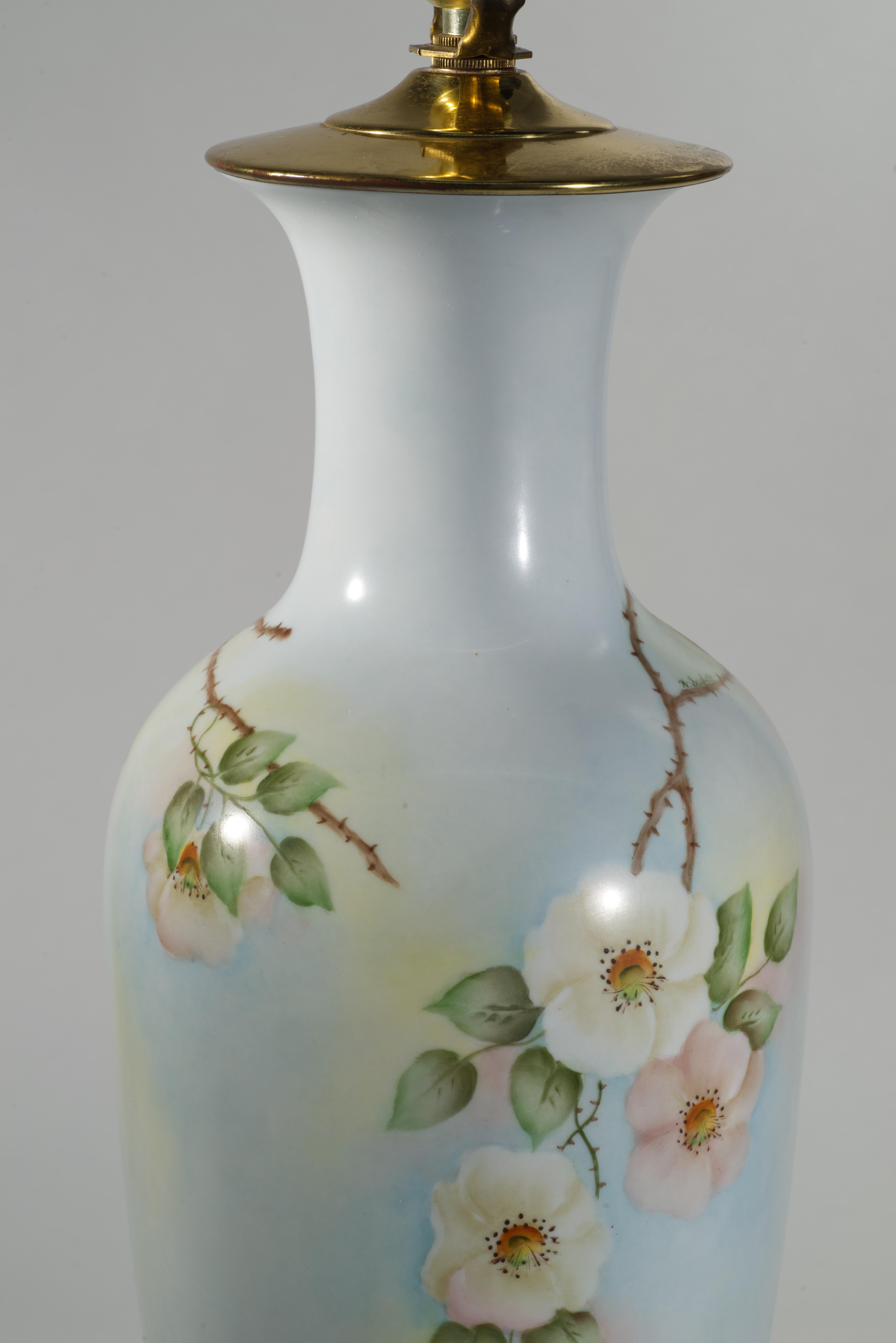 Victorien Lampe de table à urne en porcelaine de style victorien, peinte à la main avec des roses sauvages en vente