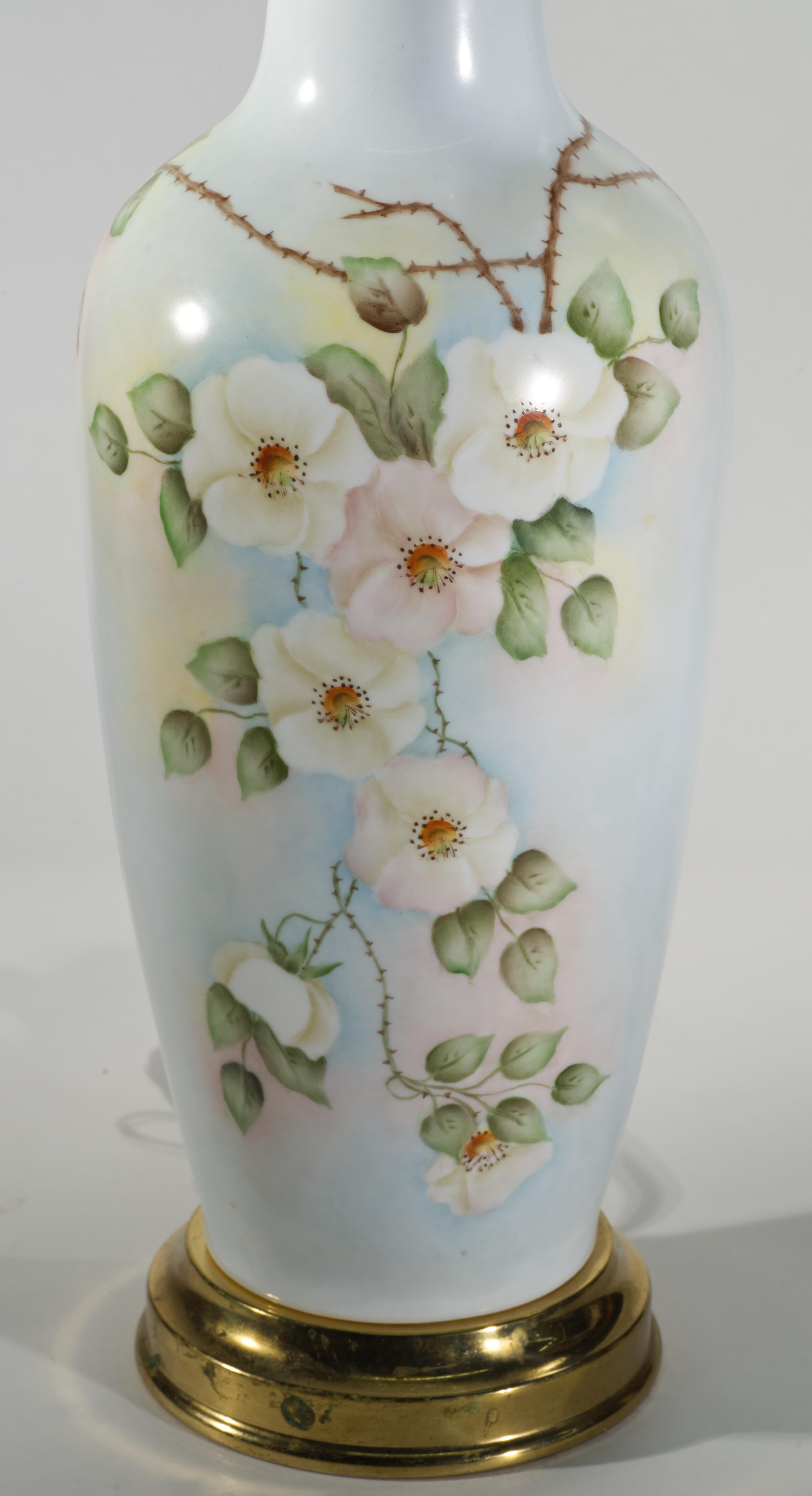 Américain Lampe de table à urne en porcelaine de style victorien, peinte à la main avec des roses sauvages en vente