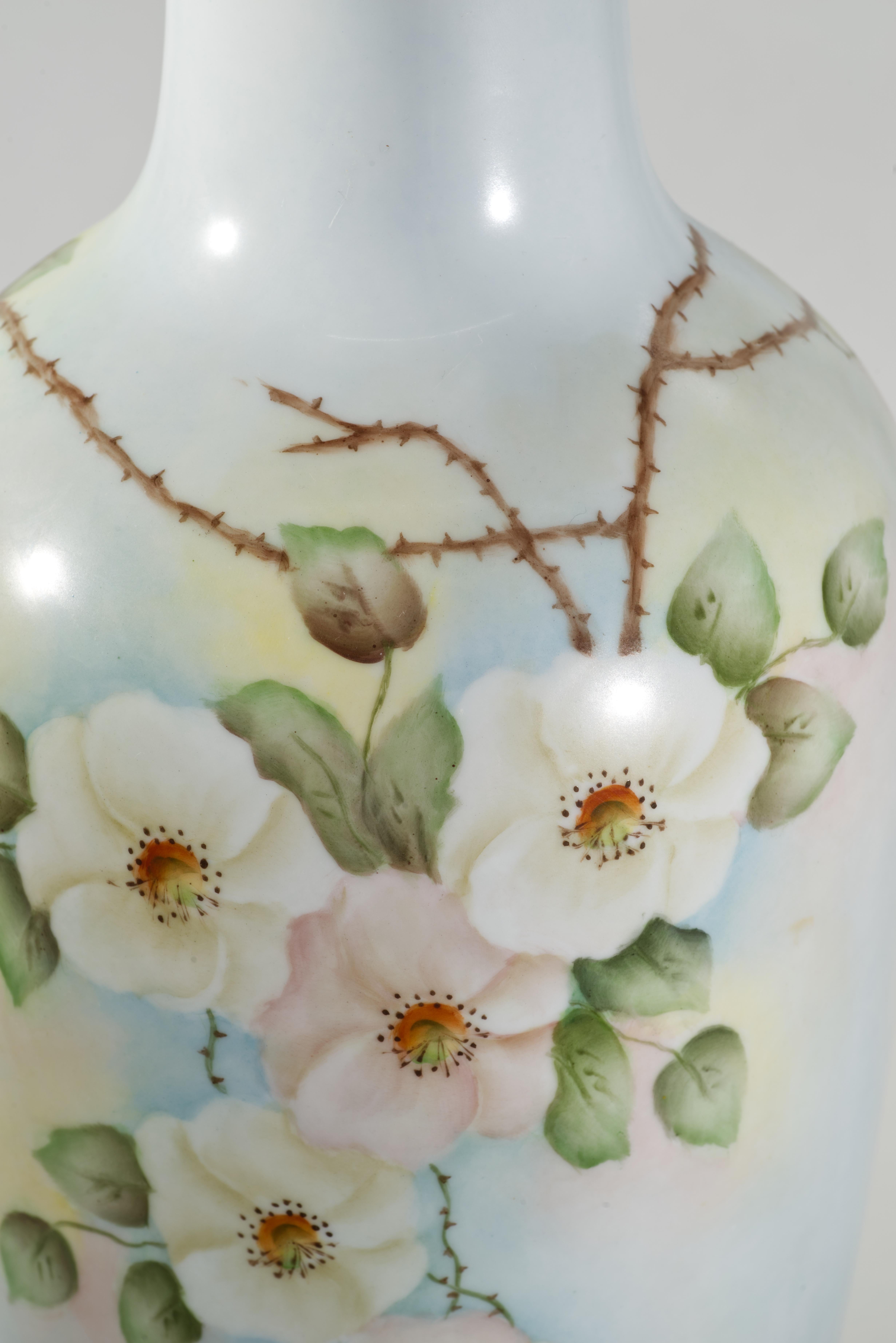 Fait main Lampe de table à urne en porcelaine de style victorien, peinte à la main avec des roses sauvages en vente