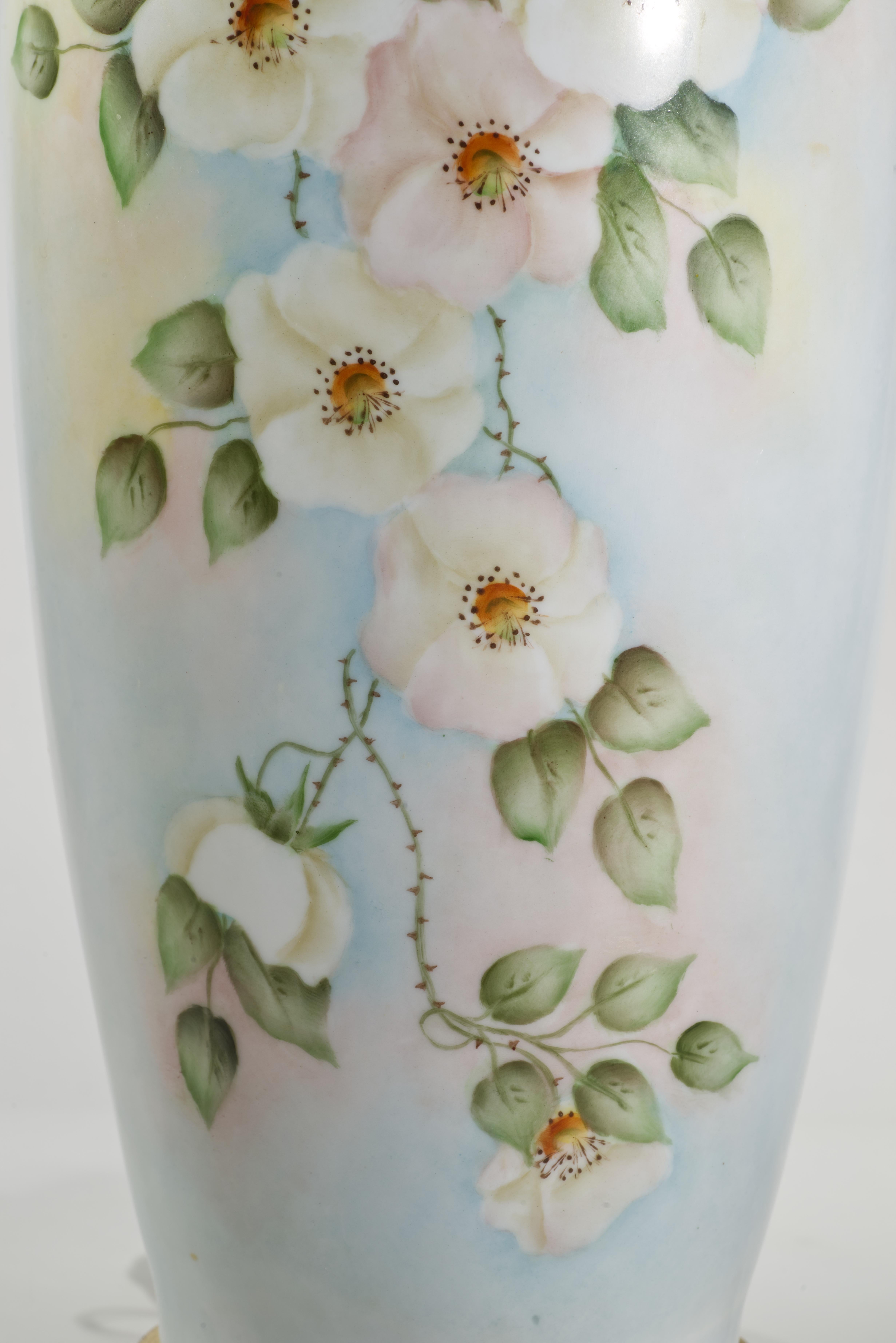 Lampe de table à urne en porcelaine de style victorien, peinte à la main avec des roses sauvages Bon état - En vente à Clifton Springs, NY