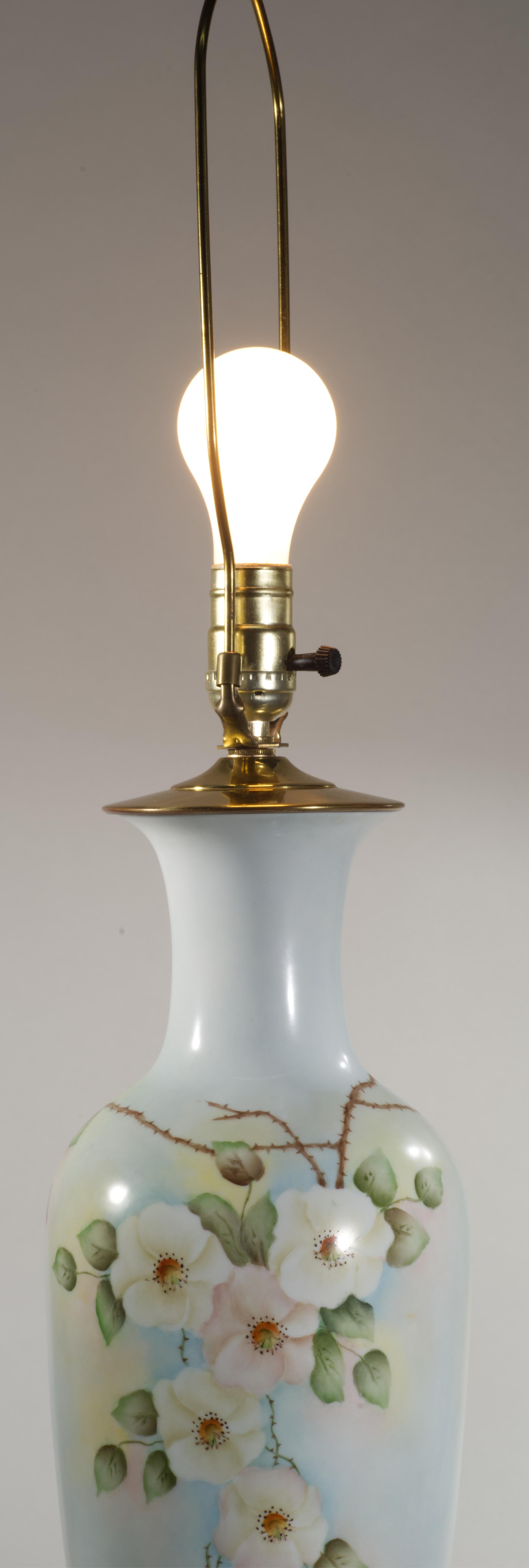 XXIe siècle et contemporain Lampe de table à urne en porcelaine de style victorien, peinte à la main avec des roses sauvages en vente