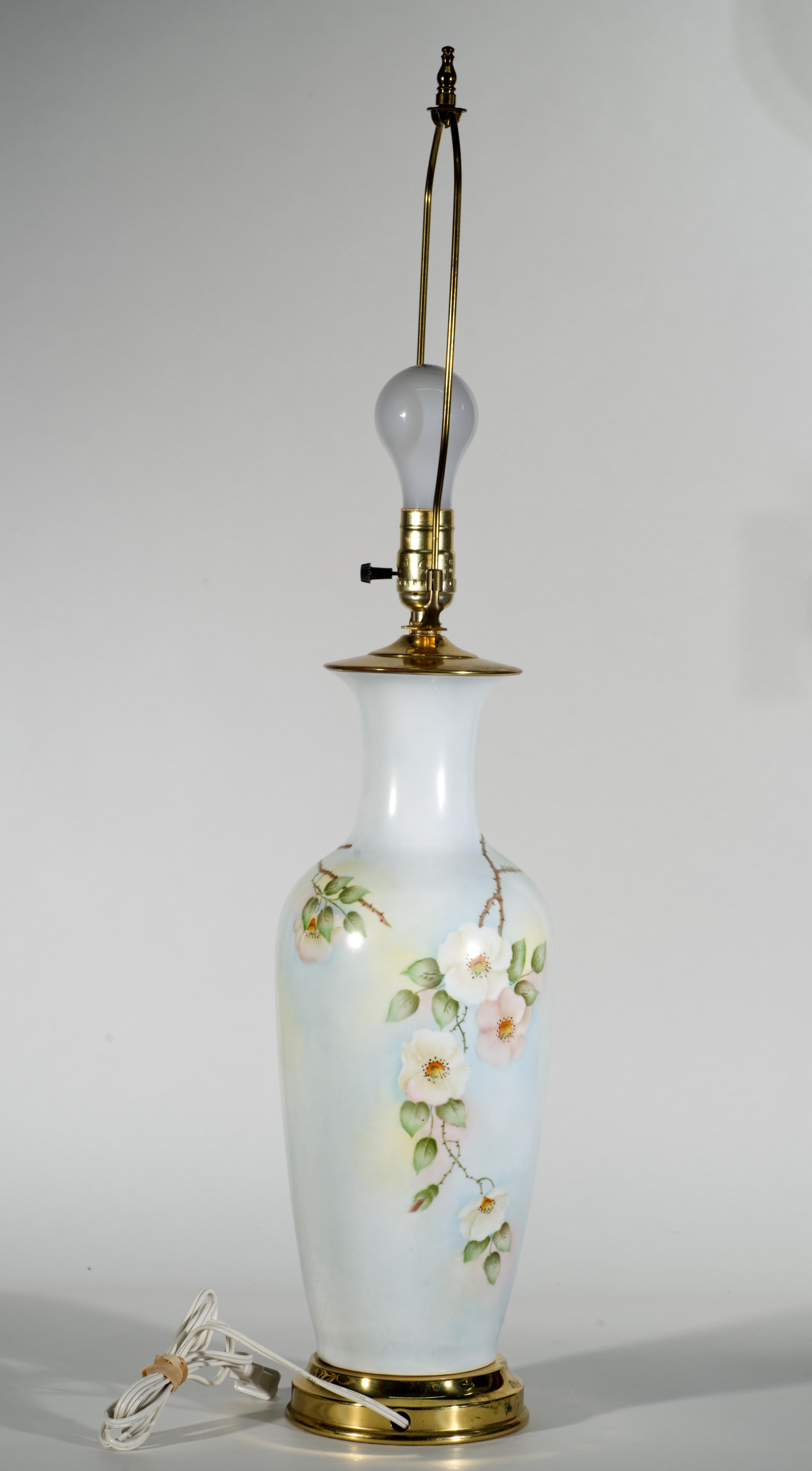 Céramique Lampe de table à urne en porcelaine de style victorien, peinte à la main avec des roses sauvages en vente