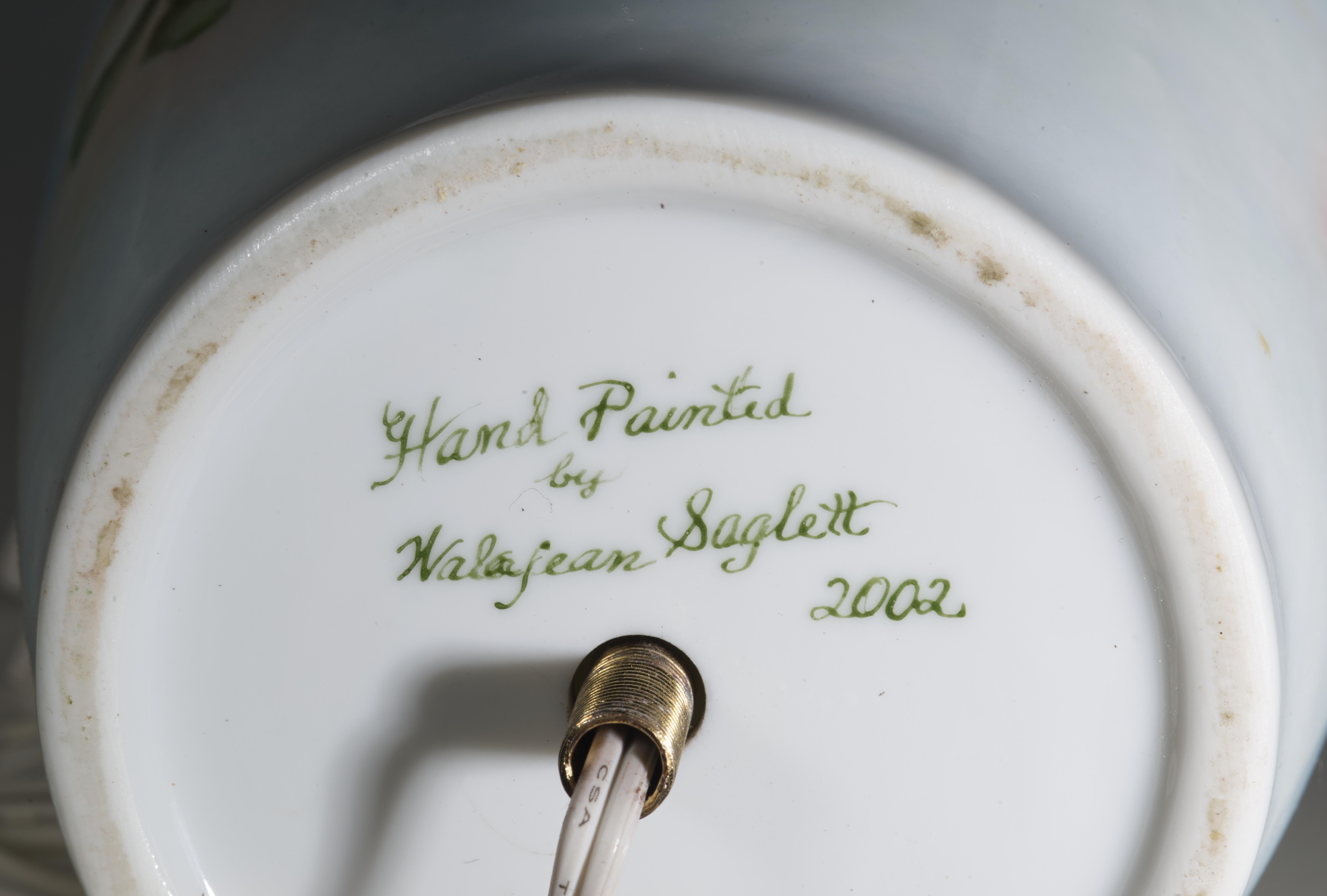 Lampe de table à urne en porcelaine de style victorien, peinte à la main avec des roses sauvages en vente 1