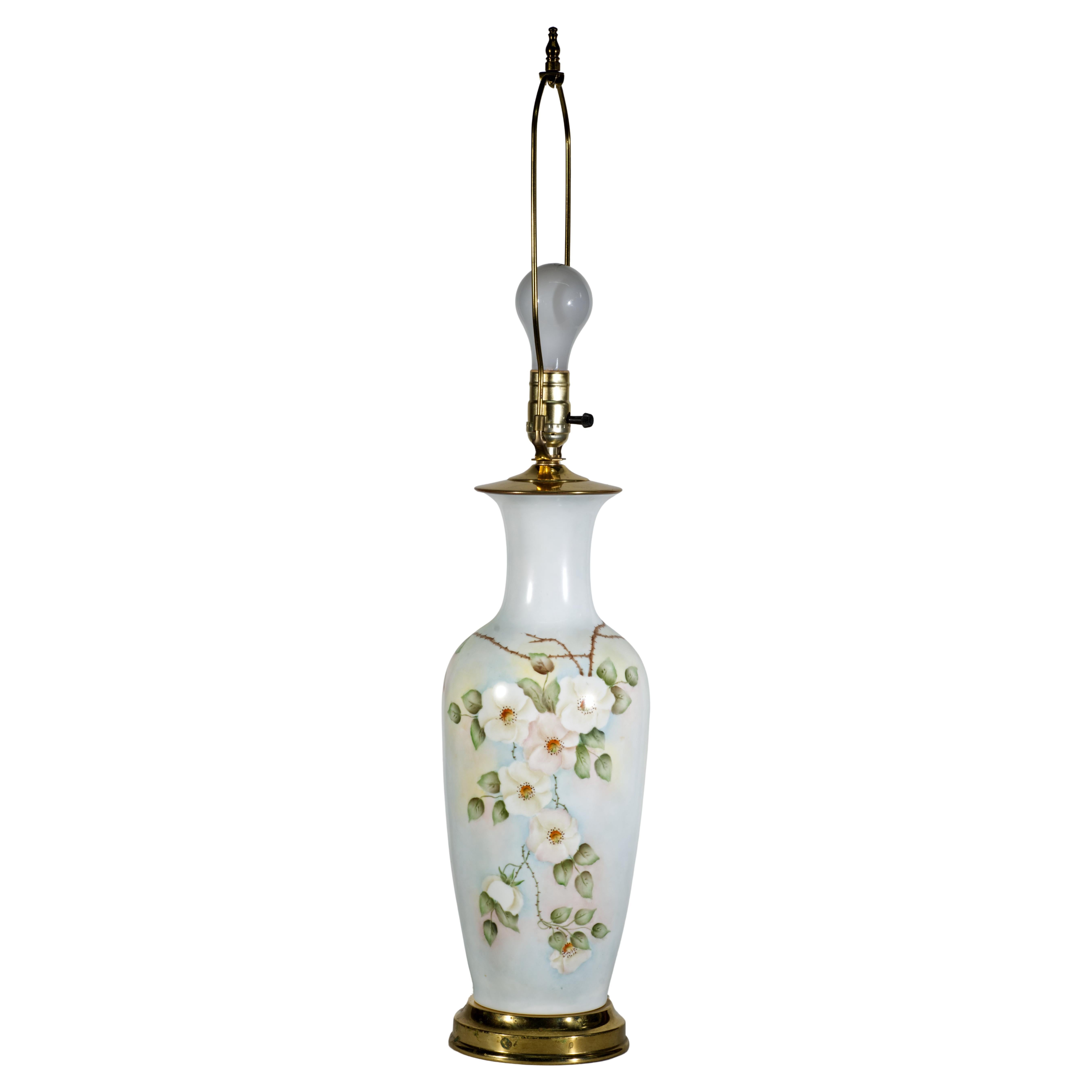 Lampe de table à urne en porcelaine de style victorien, peinte à la main avec des roses sauvages en vente